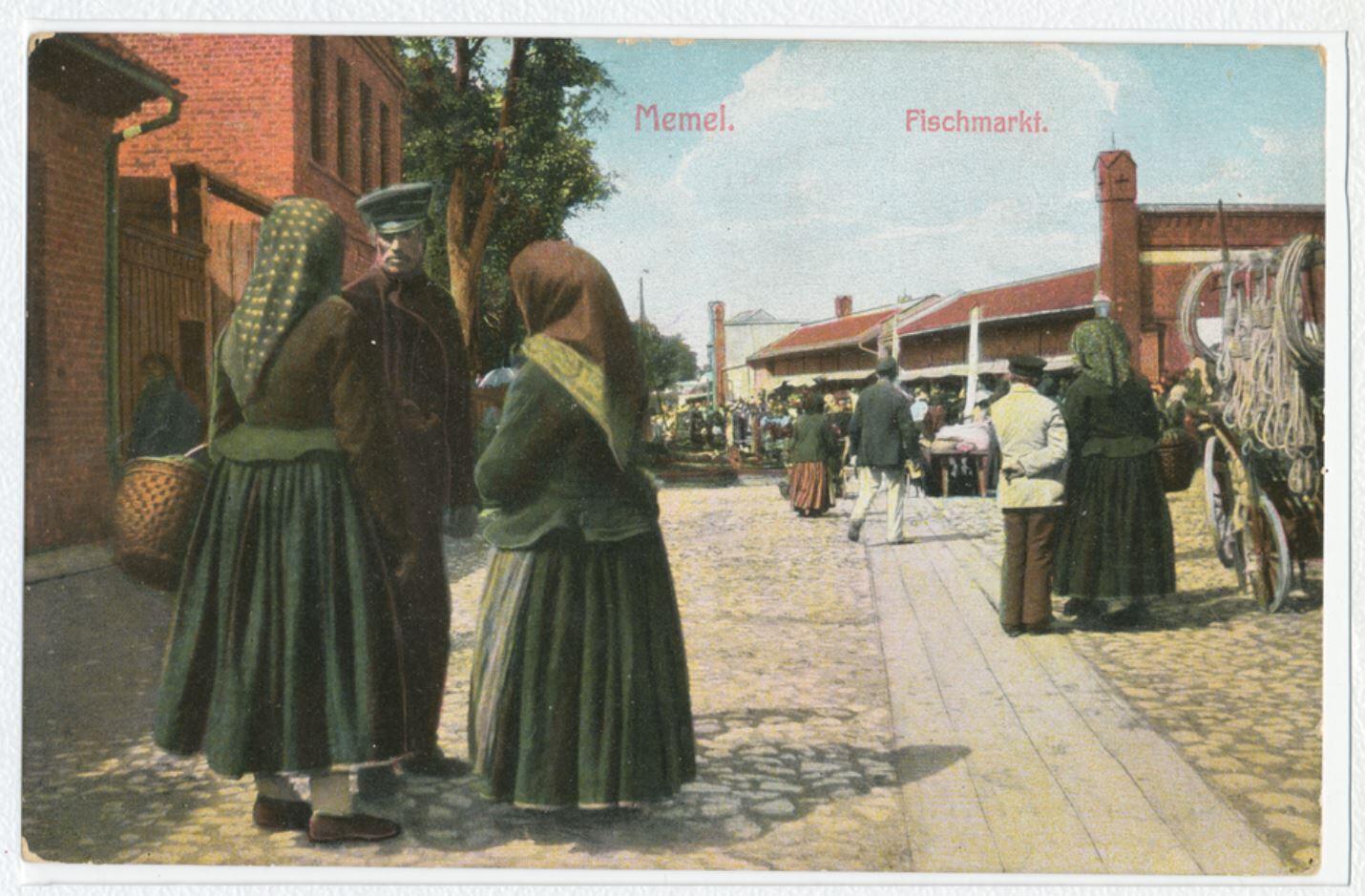 Rekonstrukcija: žinių, kaip atrodė šiltieji Mažosios Lietuvos moterų apdarai, tautinių kostiumų kūrėja sėmėsi iš senųjų iliustracijų ir muziejinių eksponatų.