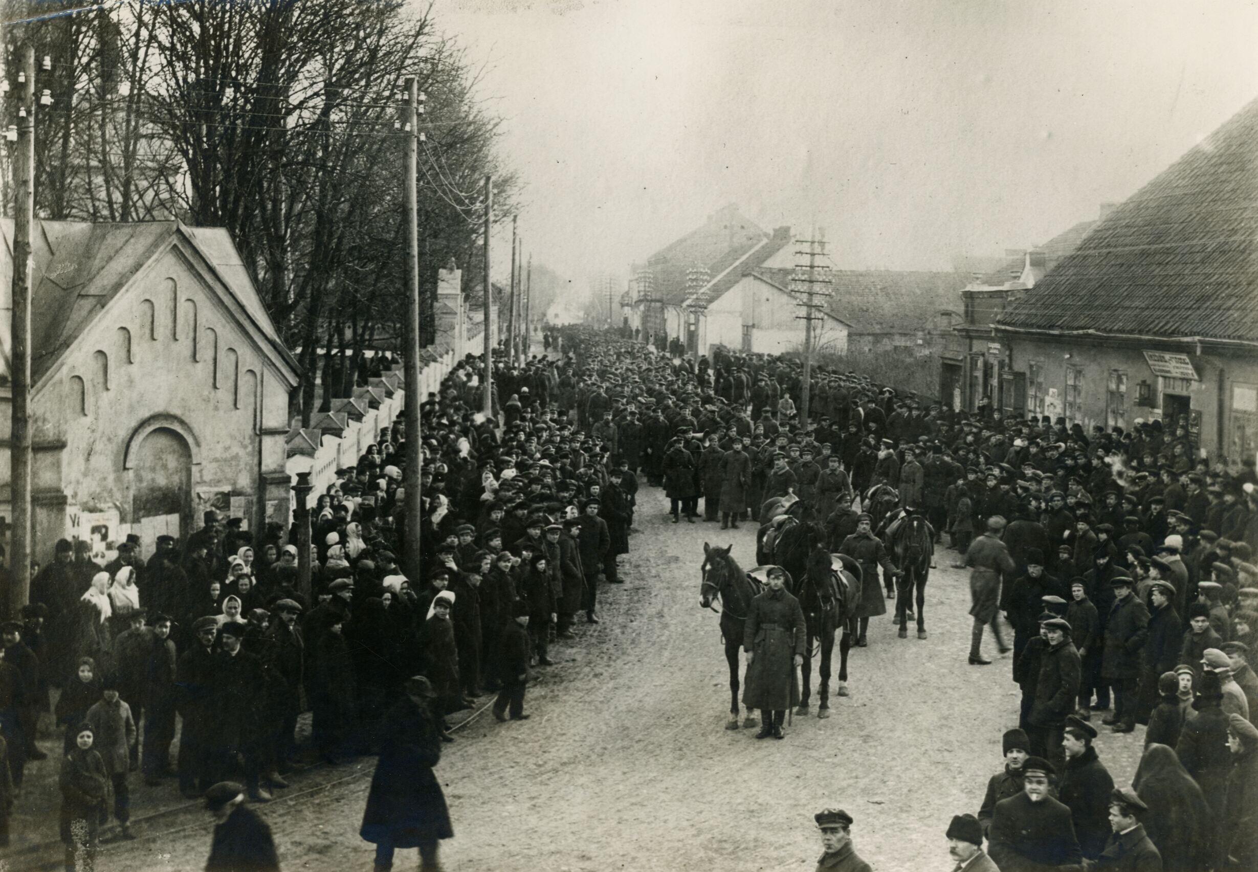 12-ojo Kauno pėstininkų pulko kariai žygiuoja per Vilkaviškį, 1920 m.