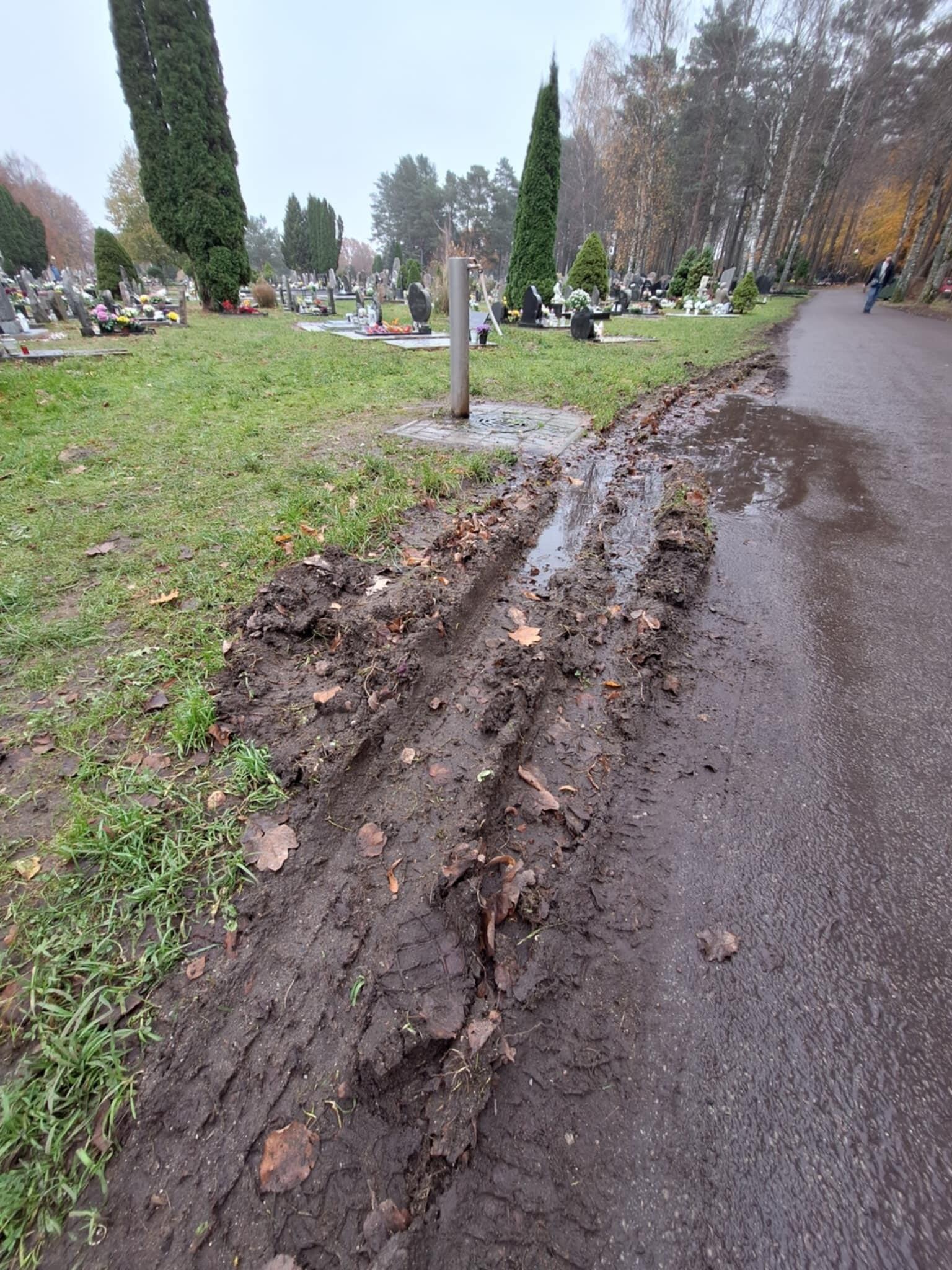 Provėžos: artimųjų kapus atvykusius aplankyti žmones pribloškė išvažinėtos žaliosios zonos.