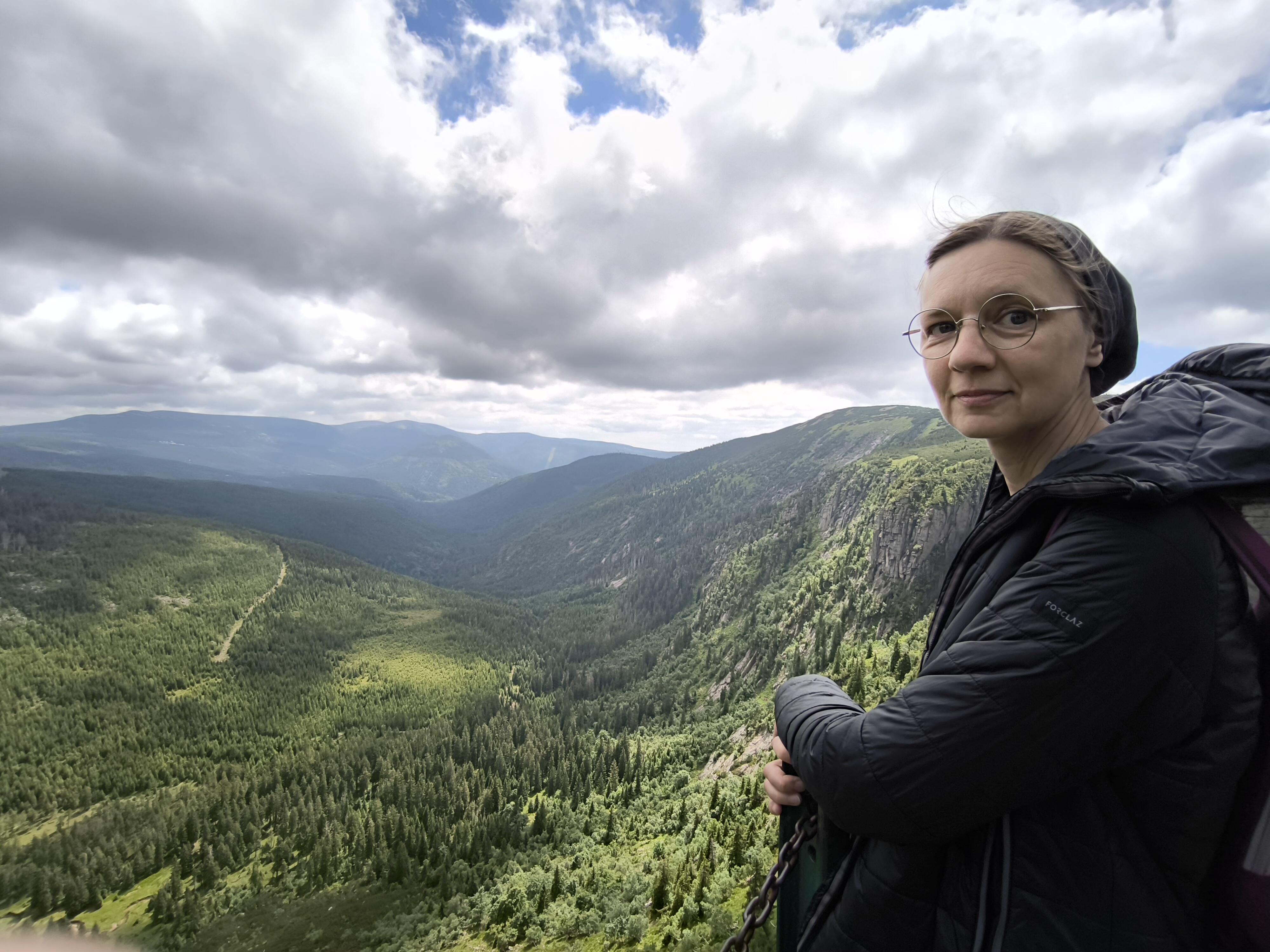 Dalybos: „Jei kažkur nuvažiuoja viena sesuo, tai tuo pačiu visos bendruomenės akiratis prasiplečia, nes ji patiria tam tikrus dalykus, o grįžusi jais dalijasi“, – sako sesuo Virginija, įsiamžinusi Slovakijos kalnuose.