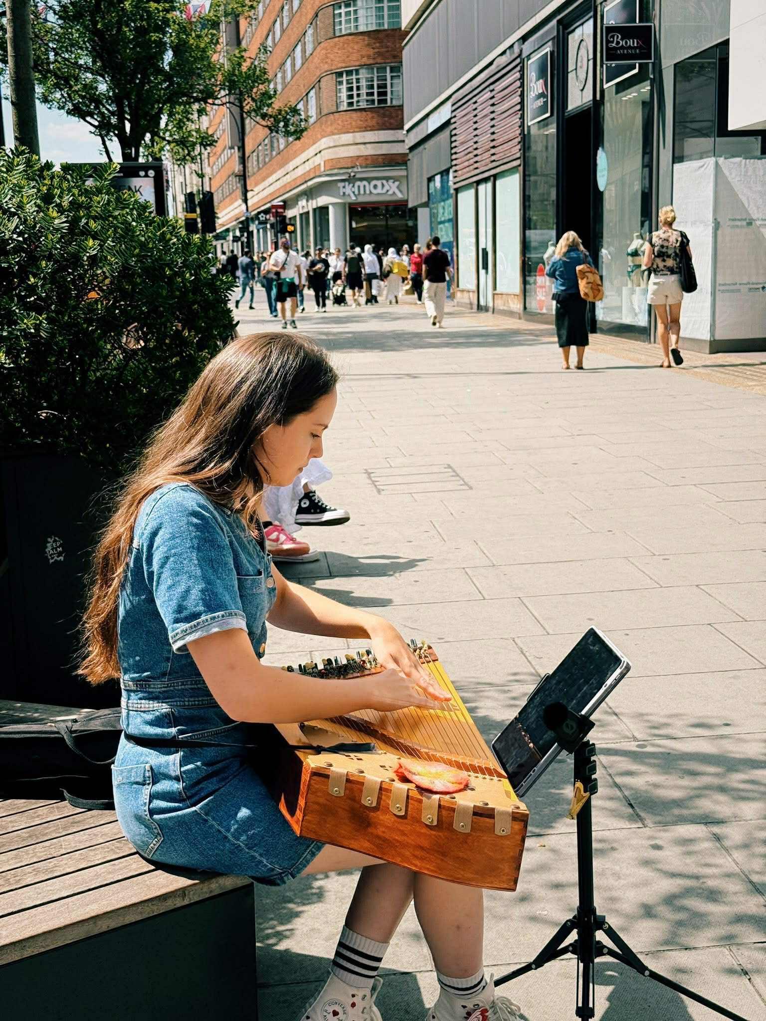 Nostalgija: „Dažnai renkuosi atlikti lietuviškus kūrinius, nes jie sumažina gimtinės ilgesį“, – atvirauja londoniečius ir miesto svečius savo muzikavimu džiuginanti Emilija. 