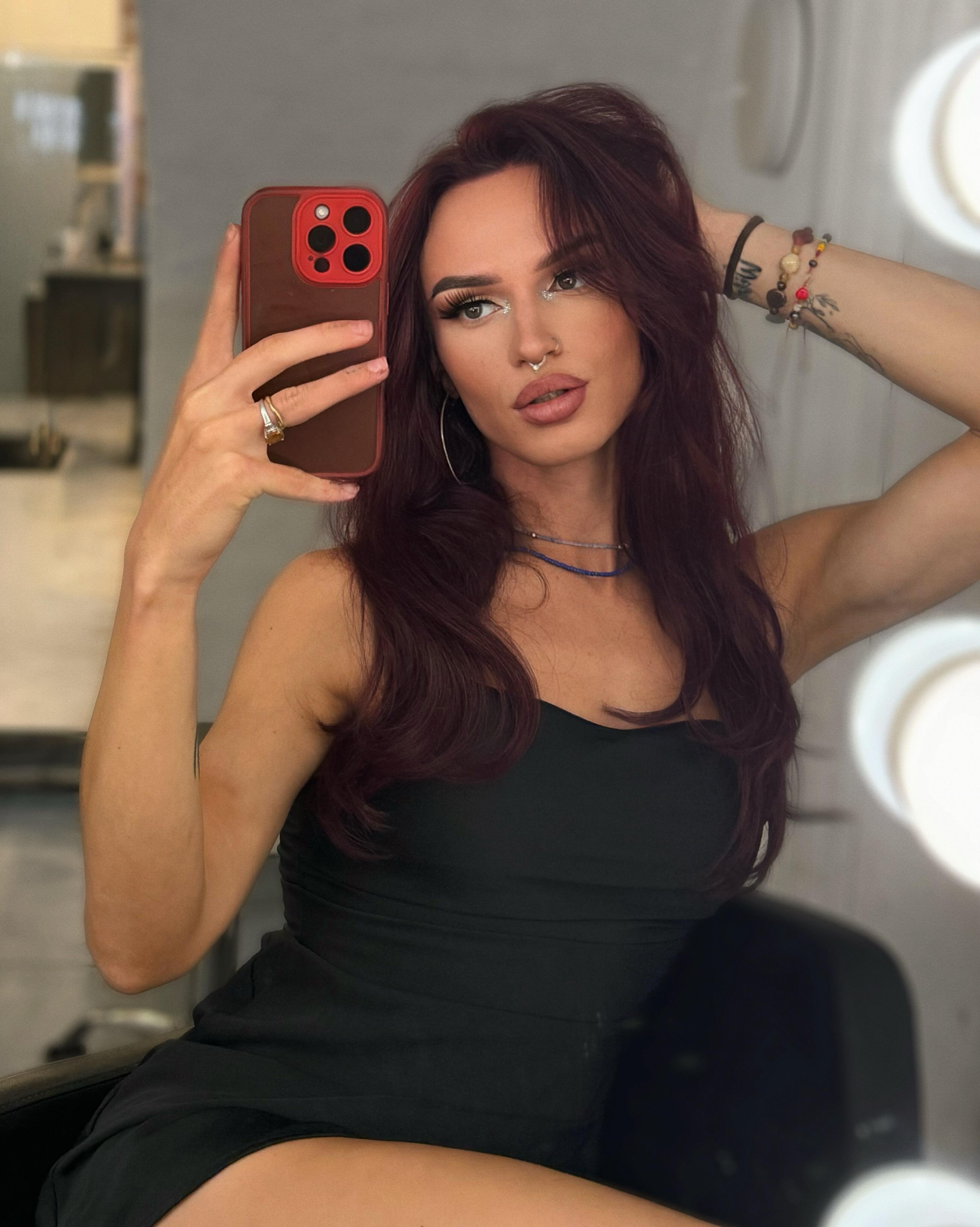 Veikla: Zofija jau septynerius metus gyvena Anglijoje, yra plaukų ekspertė ir koloristė, turi saloną pačiame Londono centre, Soho kvartale.