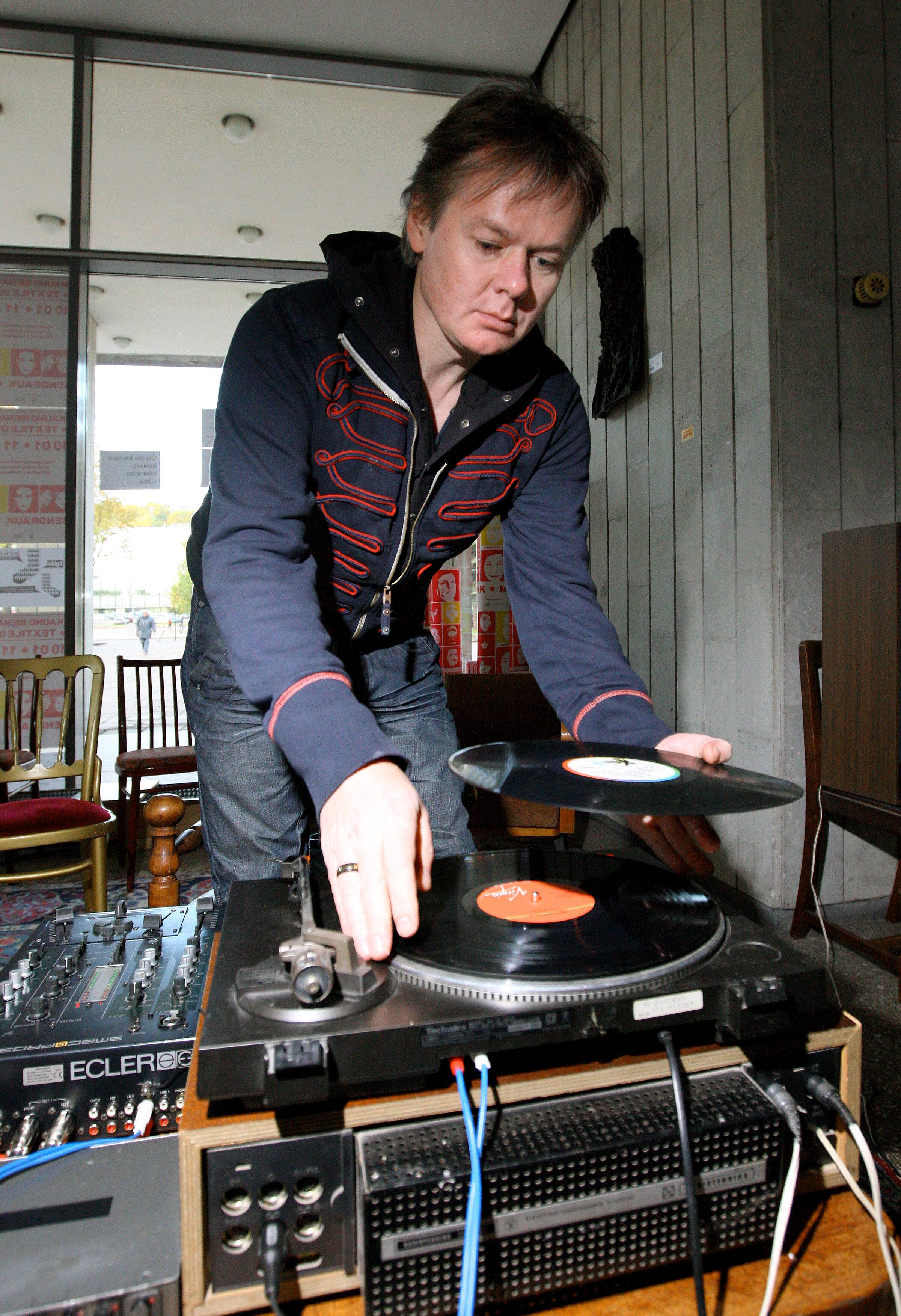 2009: 7-oji Kauno bienalė kvietė atrasti gyvą požiūrį. Nuotraukoje –  poetas Kęstutis Navakas VDU veikusioje netradicinėje kavinėje –  projekte „Tekstai yra čia“. 