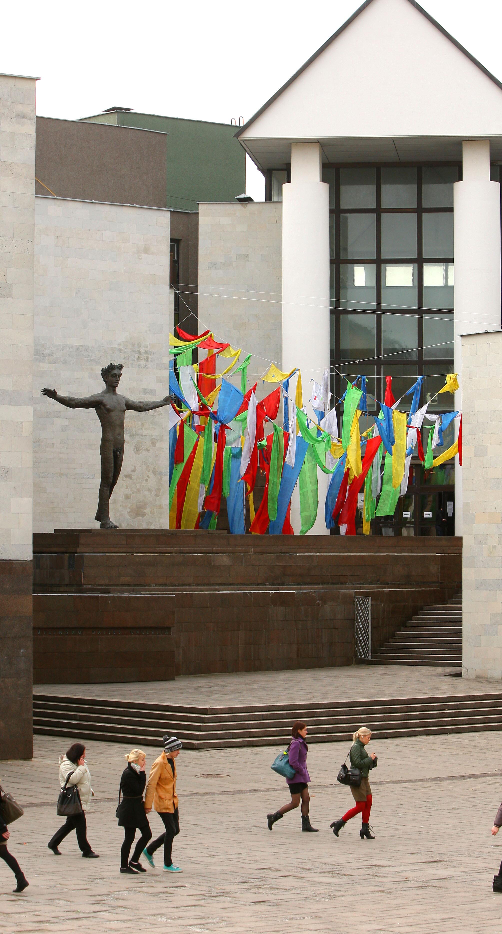 2011: pagrindiniais bienalės namais buvo tapusi M. Žilinsko galerija. Nuotraukoje – kinų menininko Wango Haiyuano instaliacija „Vėjas iš plynaukštės“.