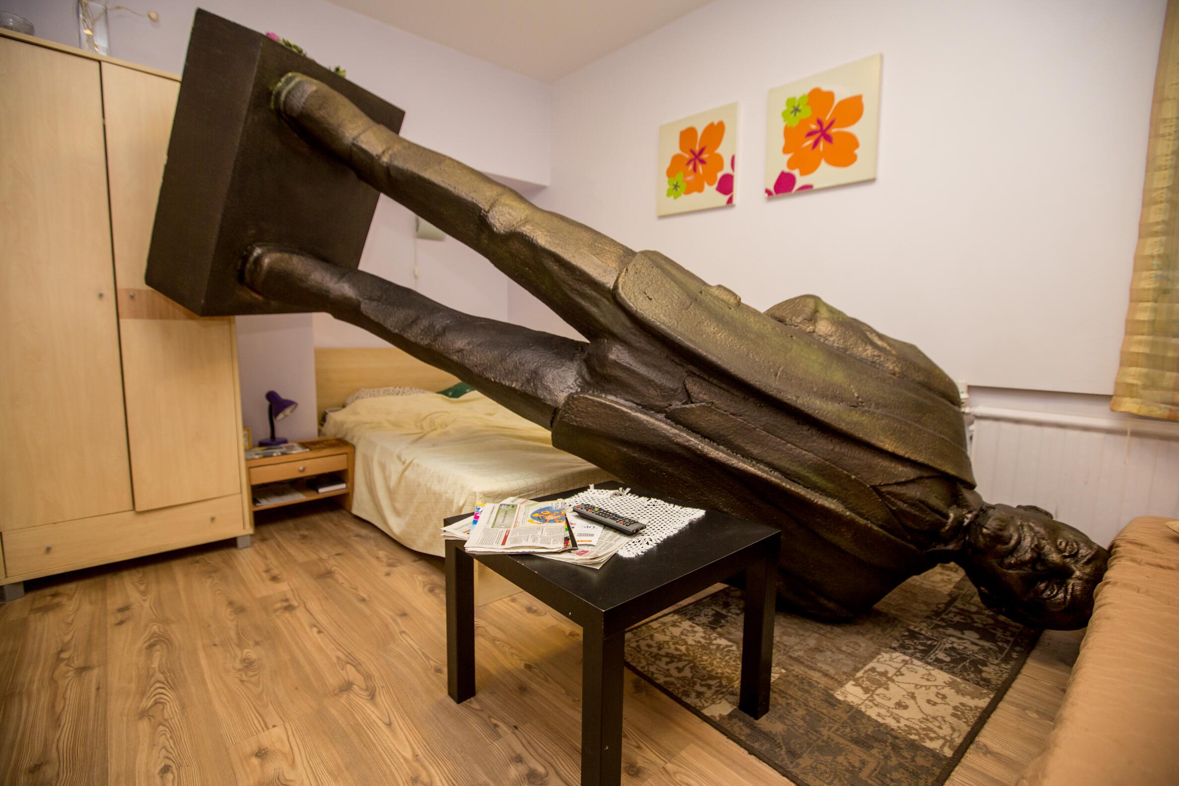 2017: bienalė, paskelbusi šūkį "Yra ir nėra", nagrinėjo paminklų temą. Nuotraukoje – Tatzu Nishi instaliacija "Butas nuomai“.