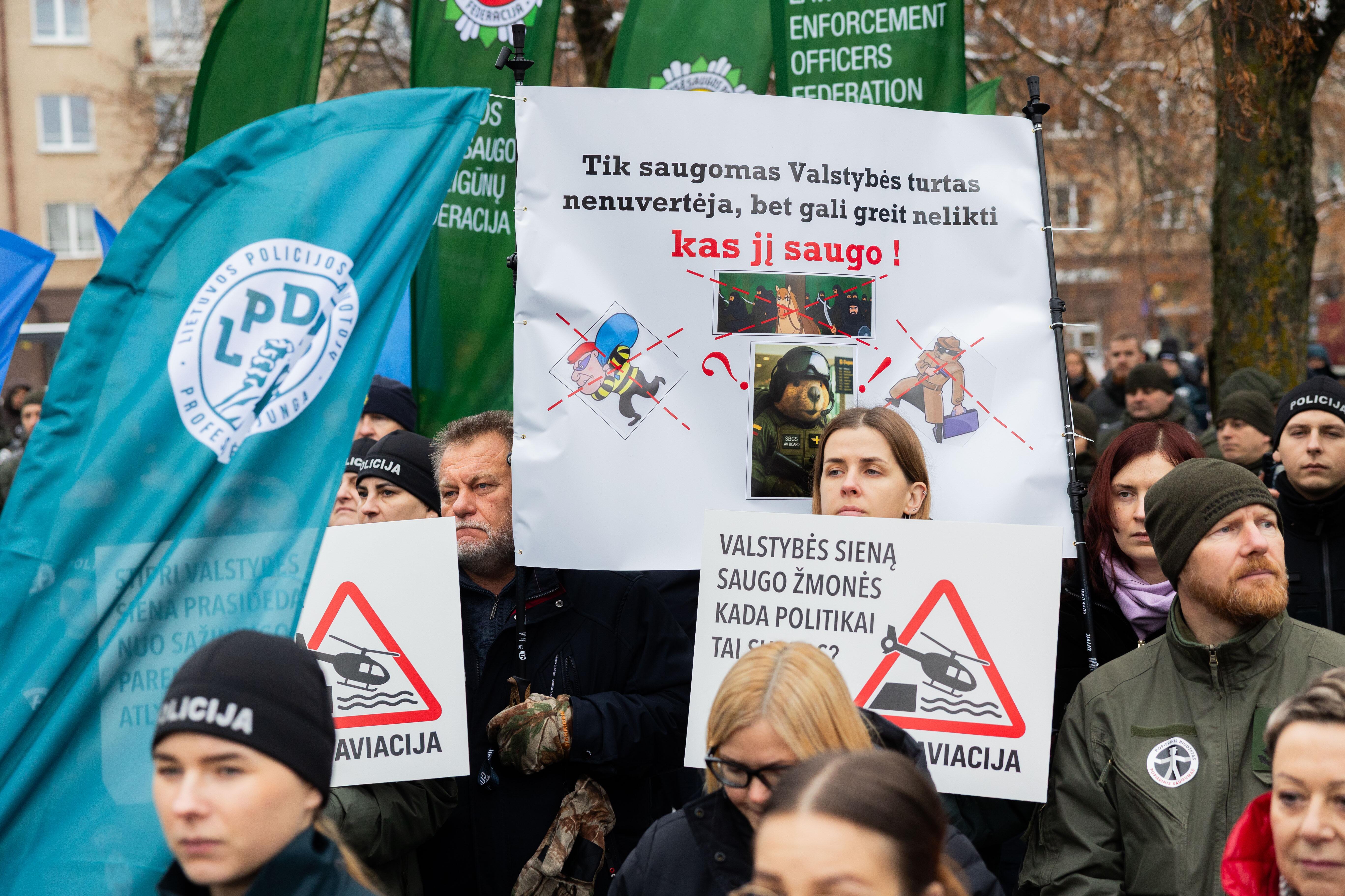 „Dialogas“: statutiniai pareigūnai protestavo, kad, nepaisant pažadų, kai kurių jų algos augs vos 8 eurais. Vidaus reikalų ministras į tai atsakė uždainuodamas: „Jei jūs manim patikėsit, bus gerai, gerai, gerai jums bus.“