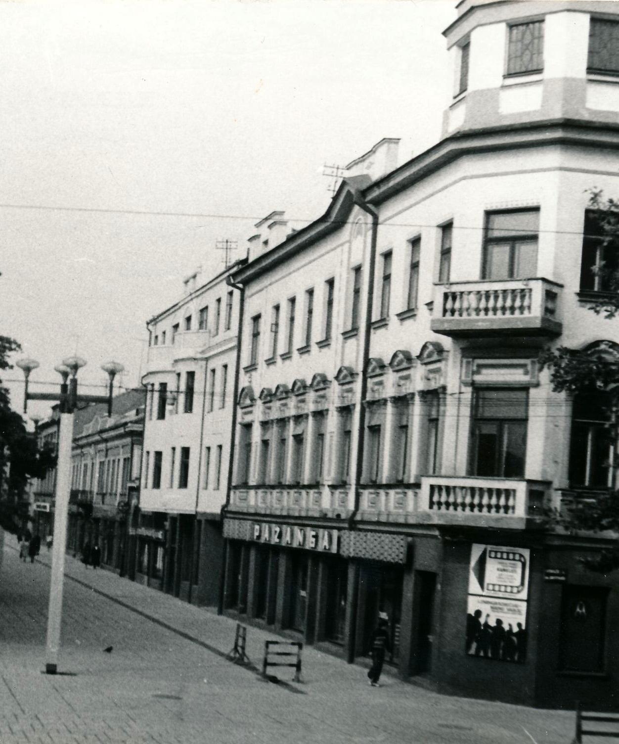 Kaunas. Laisvės alėja [priekyje Laisvės al. 30, „Pažangos“ knygynas. 