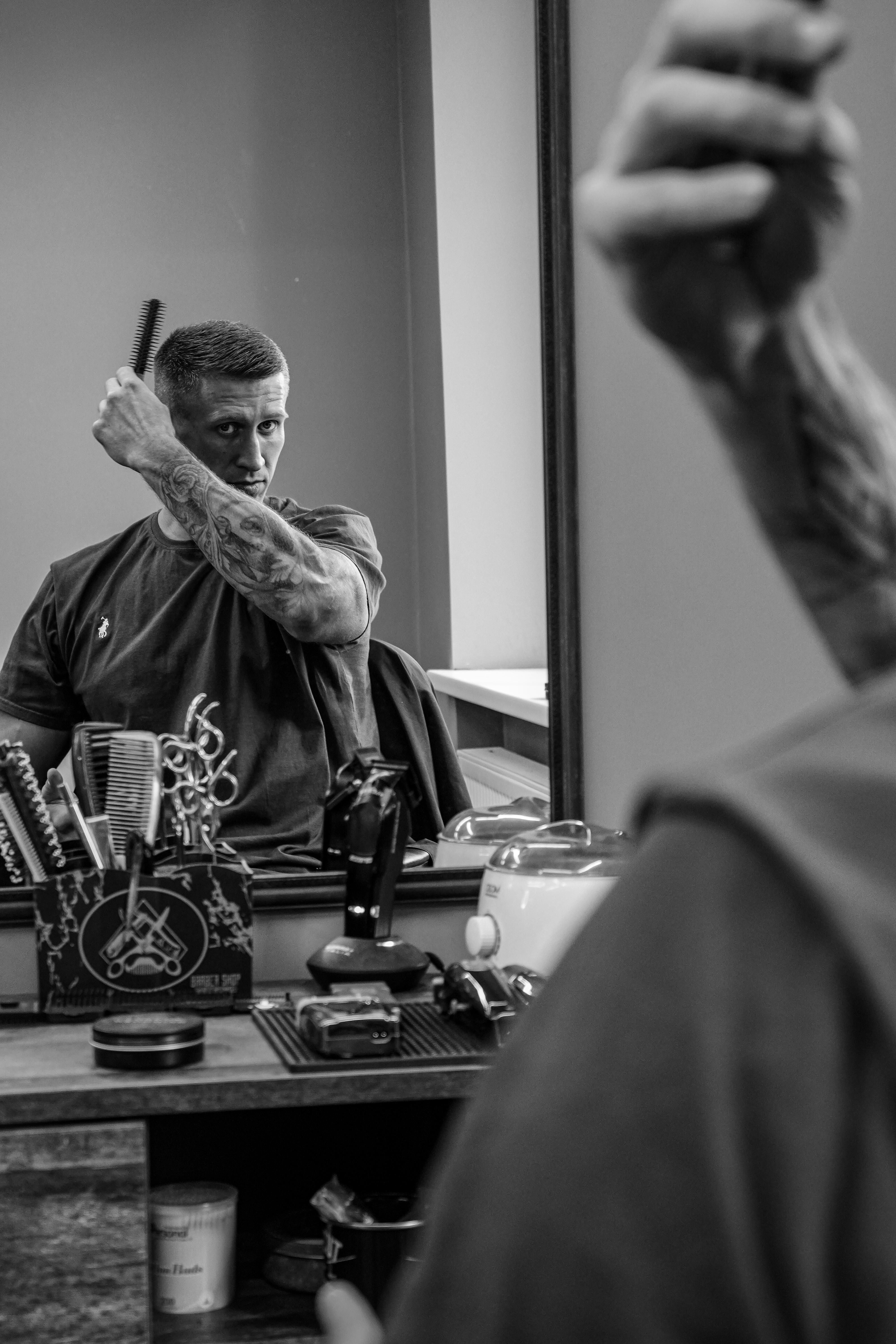 Pertraukėlė: kol laukia kito kliento, J. Kalnutis gali patobulinti savo šukuoseną.