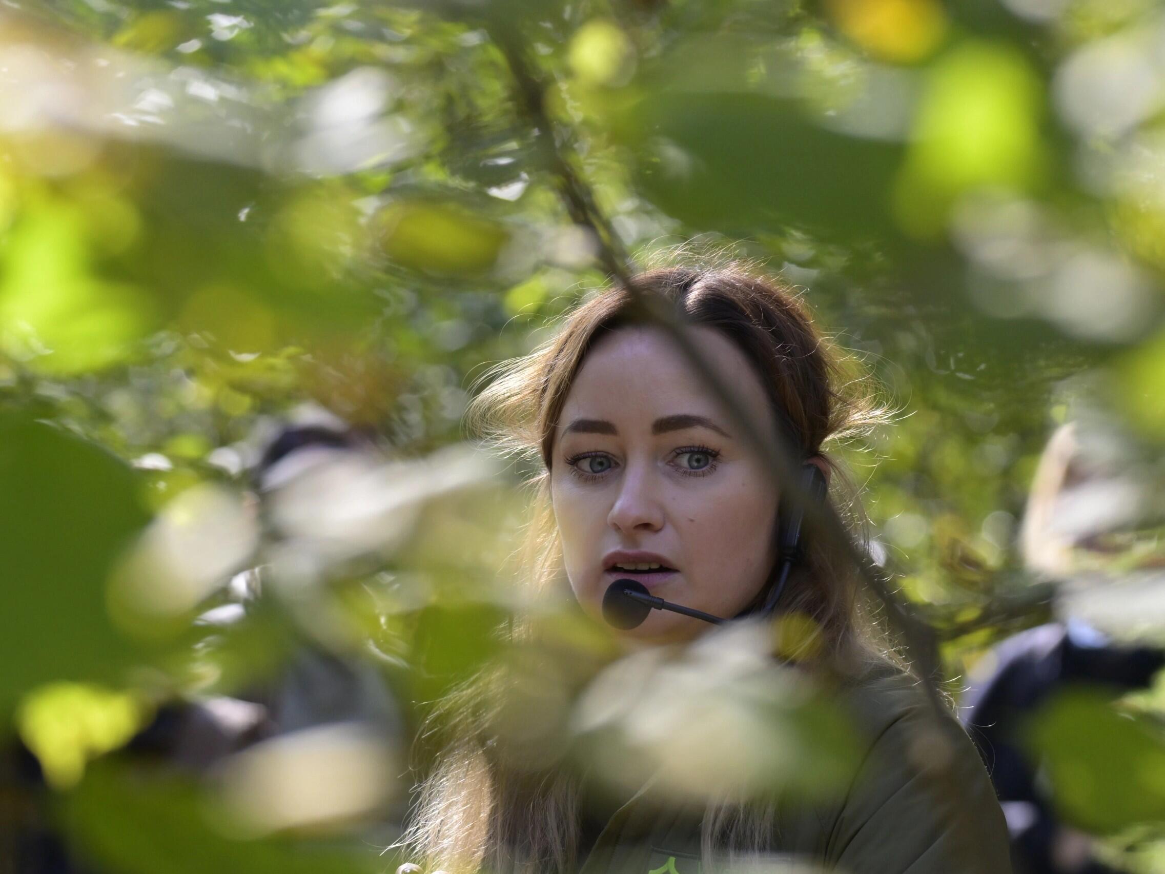 Susikaupti: anot Gintarės, miško terapijos patyriminis užsiėmimas – tai sąmoningas buvimas miške, padedantis stiprinti ryšį su gamta ir rasti vidinę pusiausvyrą. 