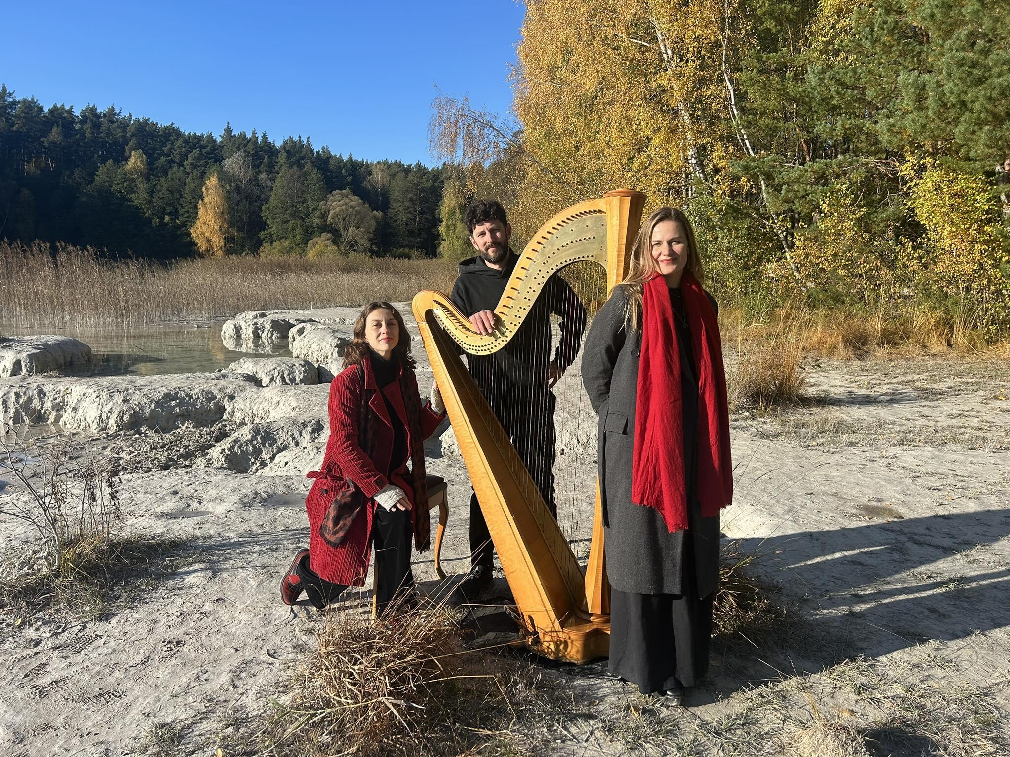 Naujai: Martynas džiaugiasi bendradarbiavimu su atlikėja J. Šeduikyte (stovi priekyje), kurios dainoje „Plieninis drugys“ skamba dangaus būgno ir arfos garsai. 