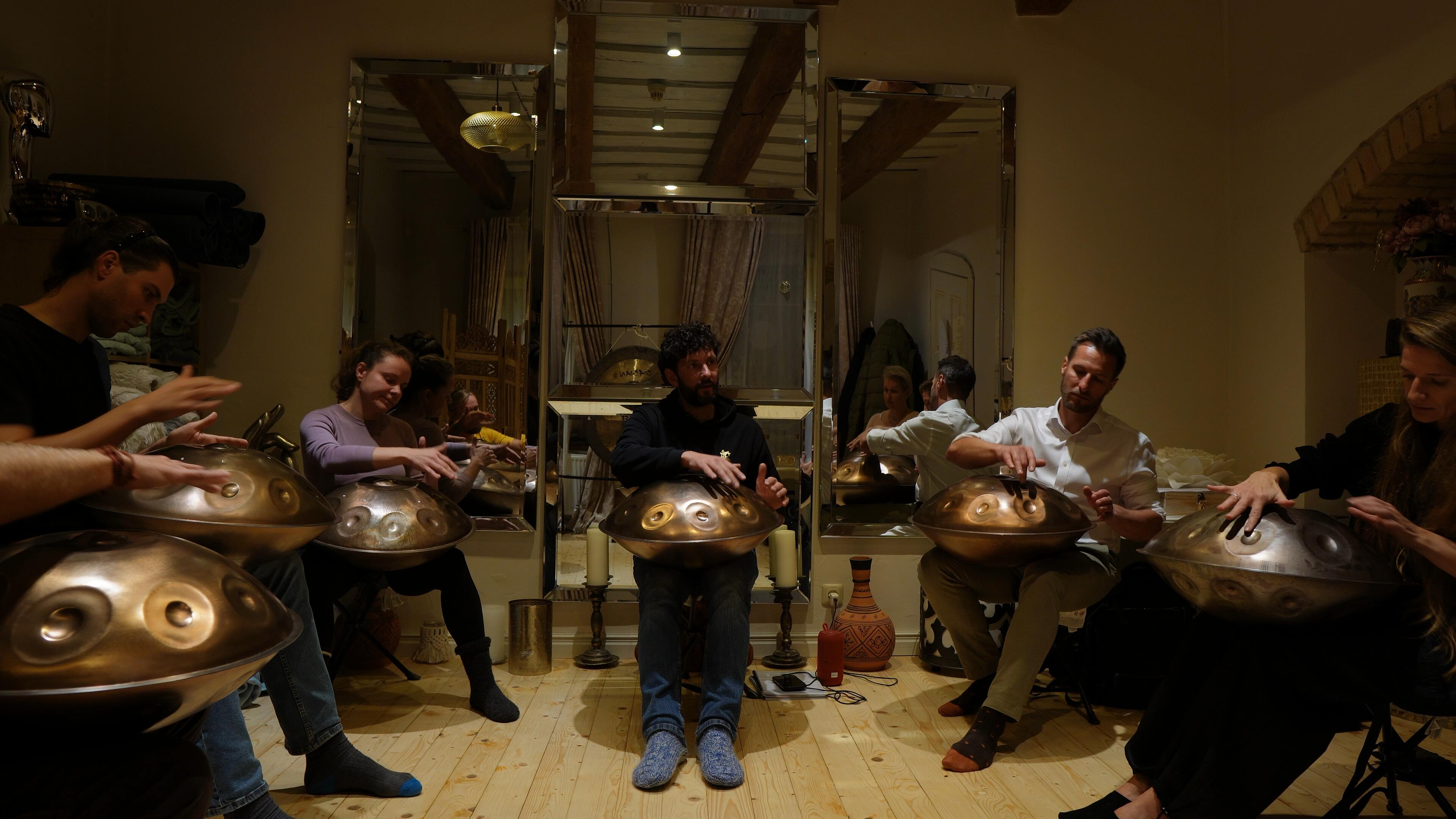 Pedagogas: neseniai M. Sučyla tapo sertifikuotu MMM mokytoju, kviečiančiu į šešiolikos savaičių grojimo handpanu kelionę.