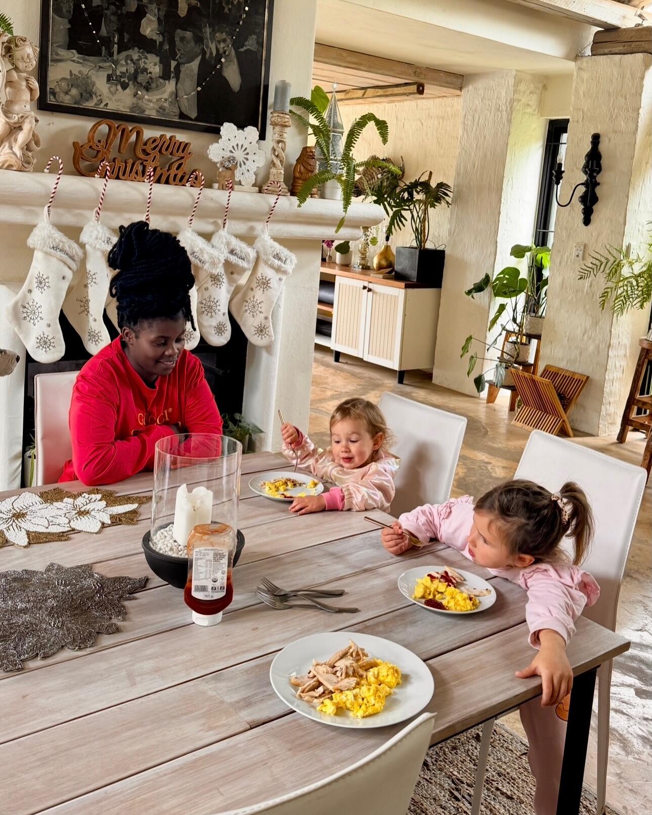 Talka: Modesta vis dar nepripranta, kad buityje jai padeda samdoma moteris. Čia taip įprasta, taip sukuriama darbo vietų vietiniams. 