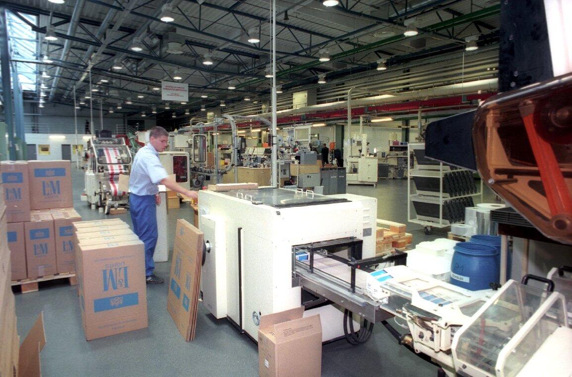 Klaipėdoje oficialiai atidarytas kompanijos „Philip Morris Lietuva“ naujas tabako fabrikas (1997 m.)  