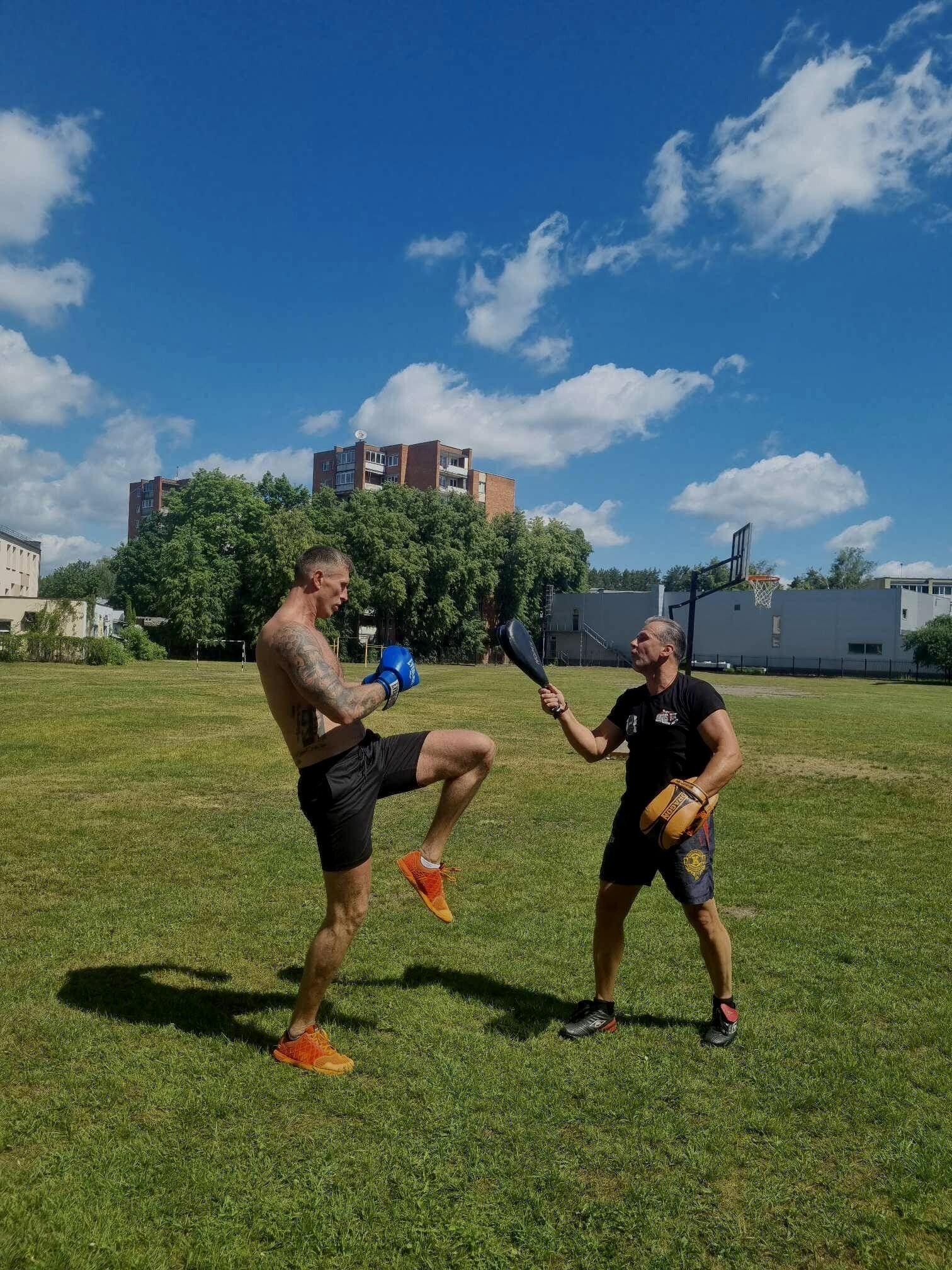 Aktyviai: Justinas turi svajonę – kada nors kovoti ringe, tad treniruotės su uošviu J. Poškaičiu jam yra didelė dovana siekiant savo tikslo. 