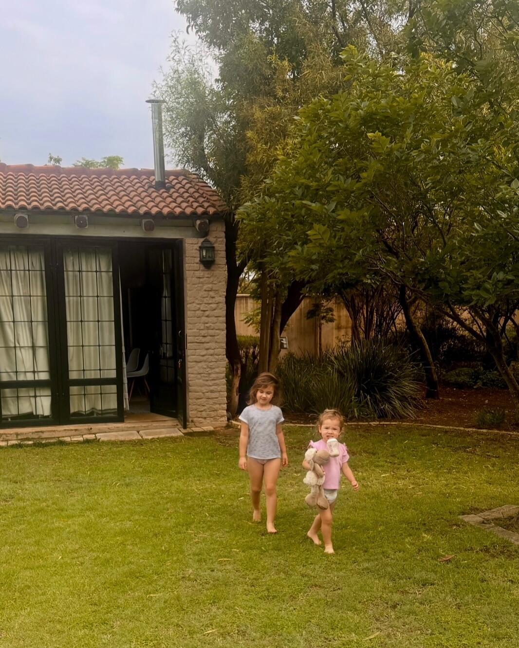 Judriai: Austėja ir Amelija nuo ankstaus ryto basomis pasileidžia į kiemą. 