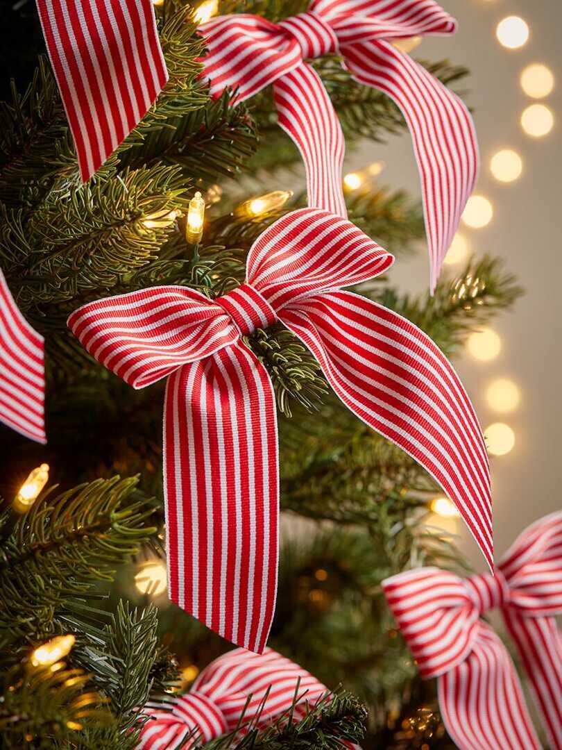 Motyvas: masyvios gėlės, kaspinai – taip papuošta eglė bus itin puošni. Kaspinus rinkitės dryžuotus – tai šį sezoną itin madinga.