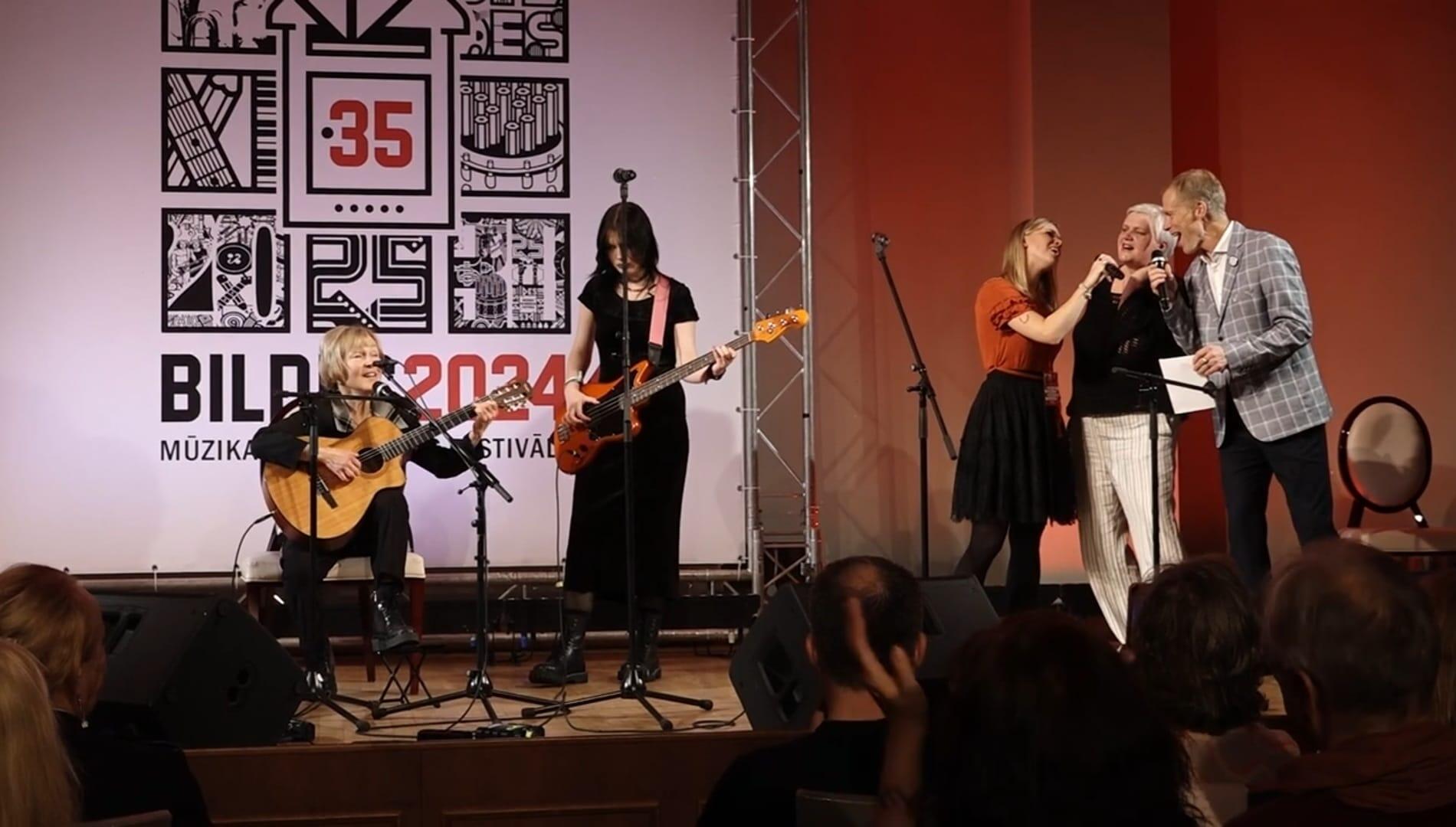 Šeimyniškai: „Šioje nuotraukoje man pritaria dukra Marija ir Arnis Miltiņš su savo dukra Laima. Viduryje – žymaus latvių dailininko dukra Inta Pauluka“, – aiškina I. Papečkytė. 