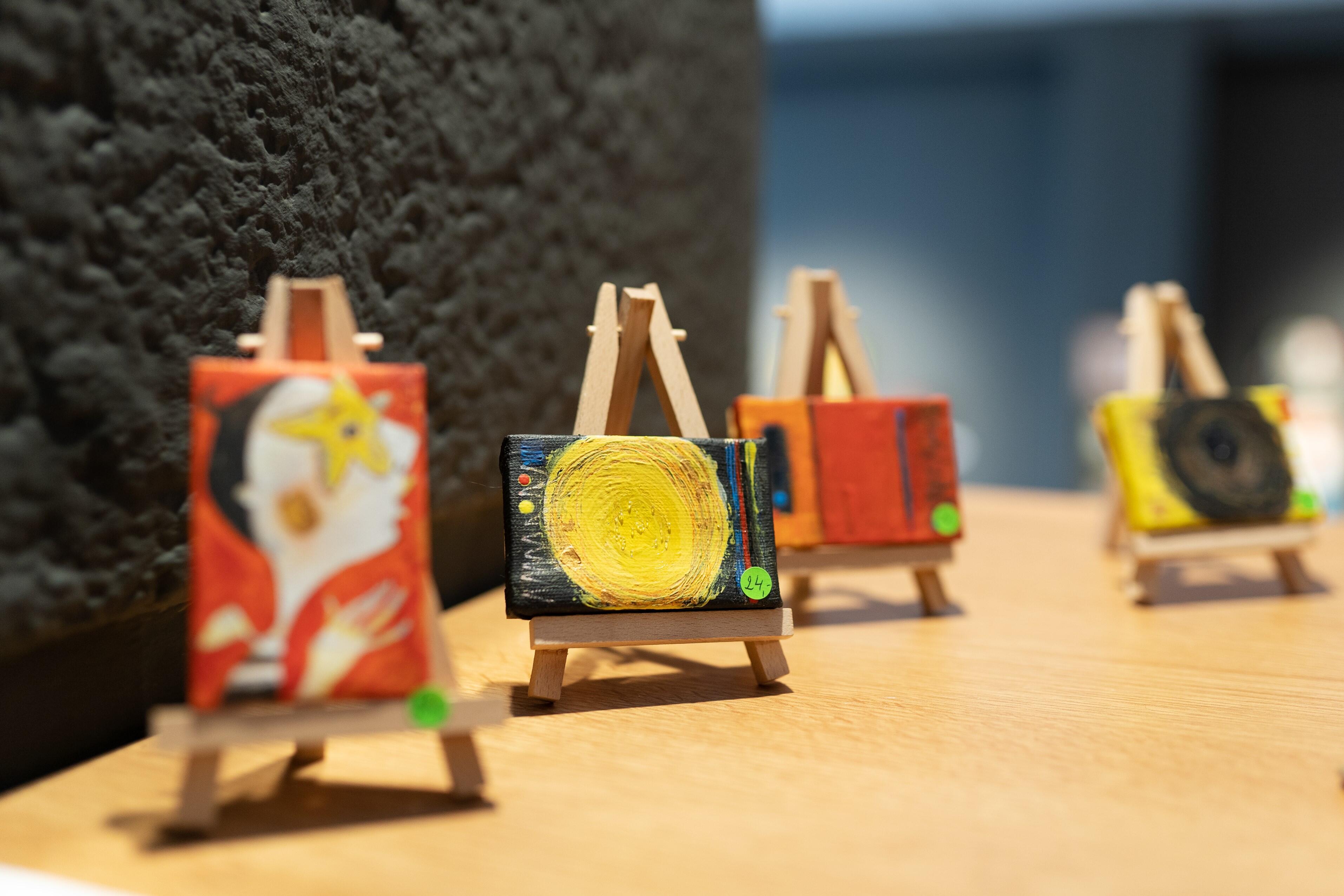 Įvairovė: tapybos, grafikos, tekstilės, fotografijos, keramikos ir juvelyrikos kūriniai – mažo formato meno pasaulis, alsuojantis šviesa, jaukumu ir kūrybos įvairove. 