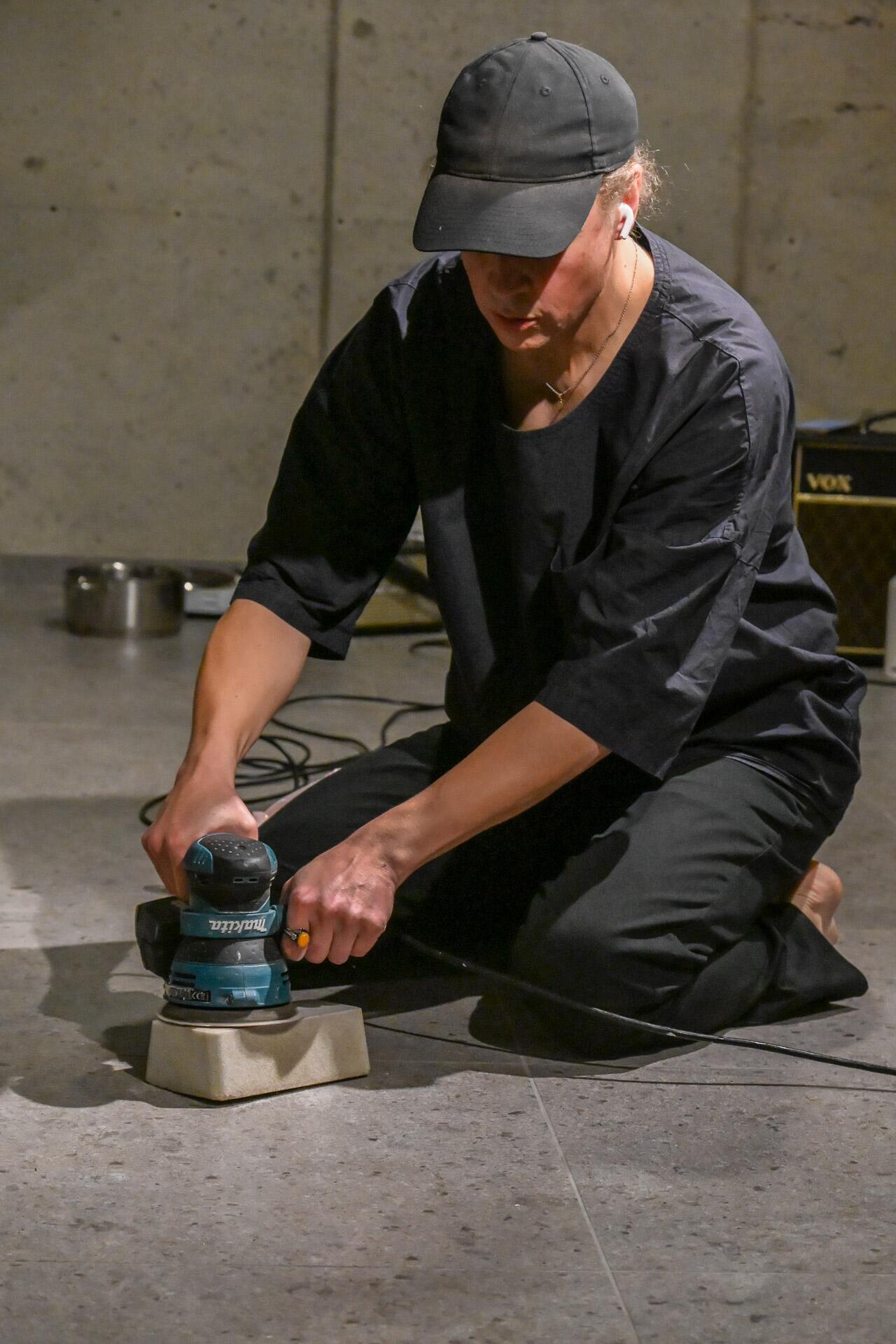 Antti-Juhani Mannineno performanso akimirka.