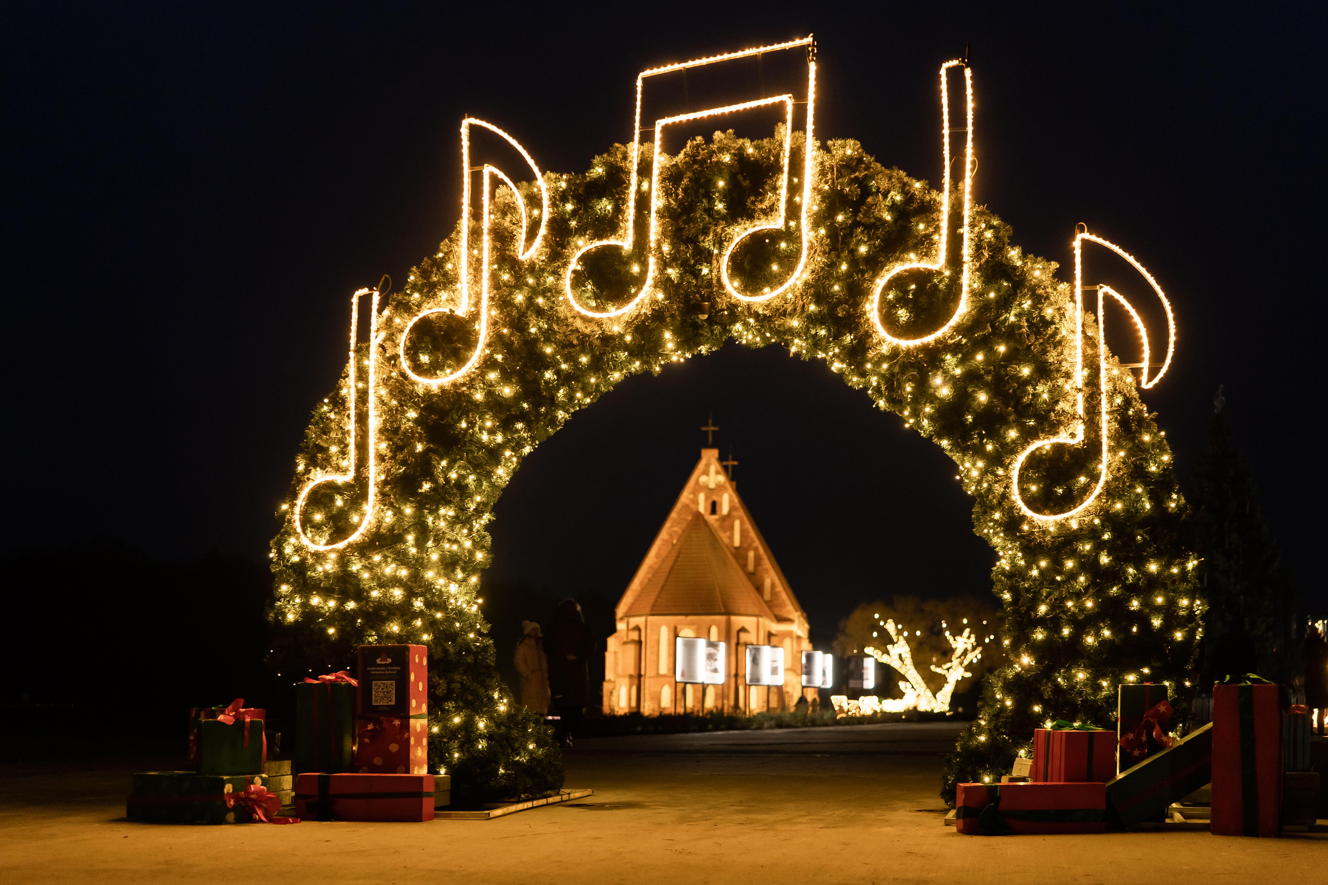 Dekoracijos: Zapyškyje prie žaliaskarės jau keleri metai statoma arka.