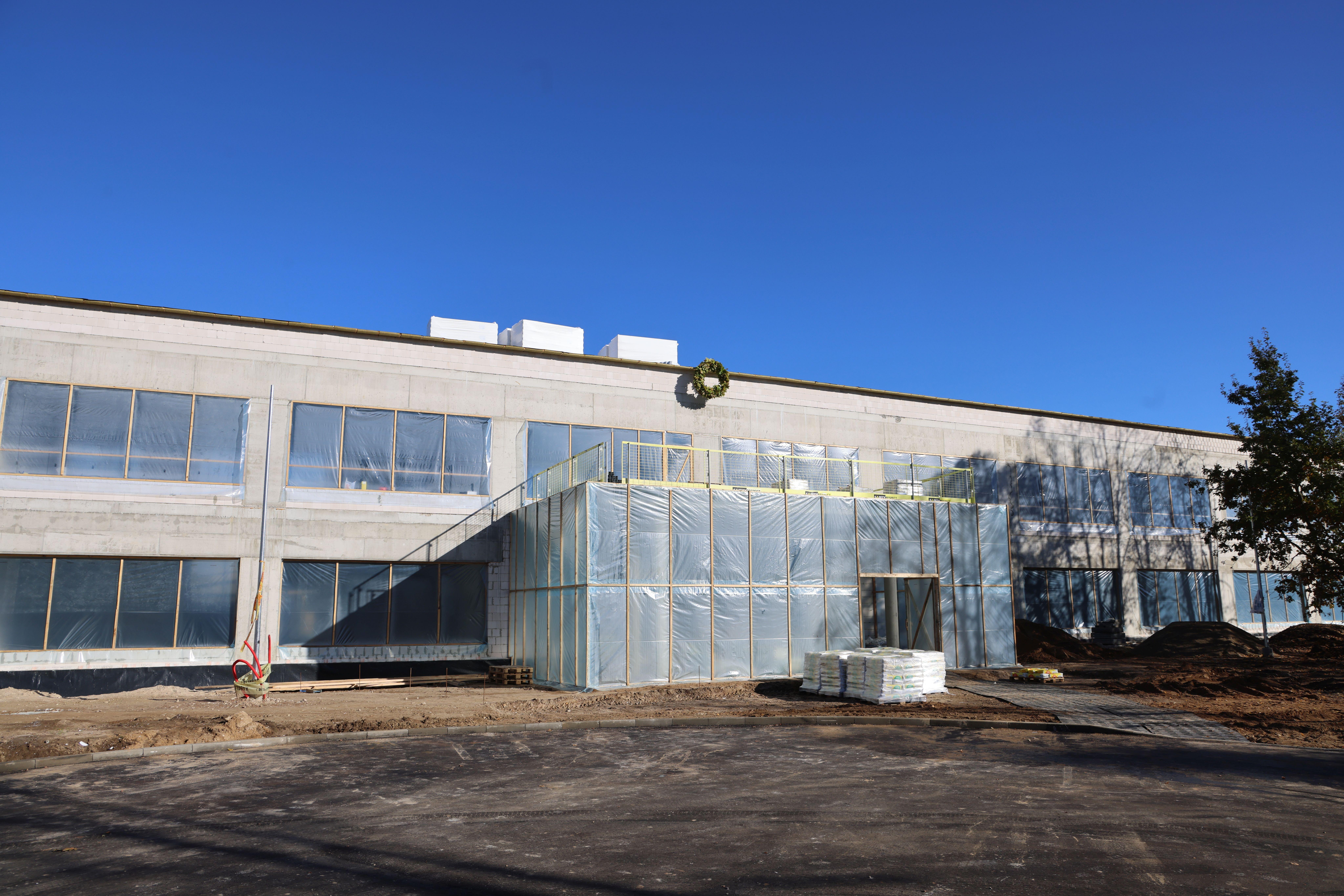 Eiga: Domeikavos pradinė mokykla – vainiko kėlimo šventė