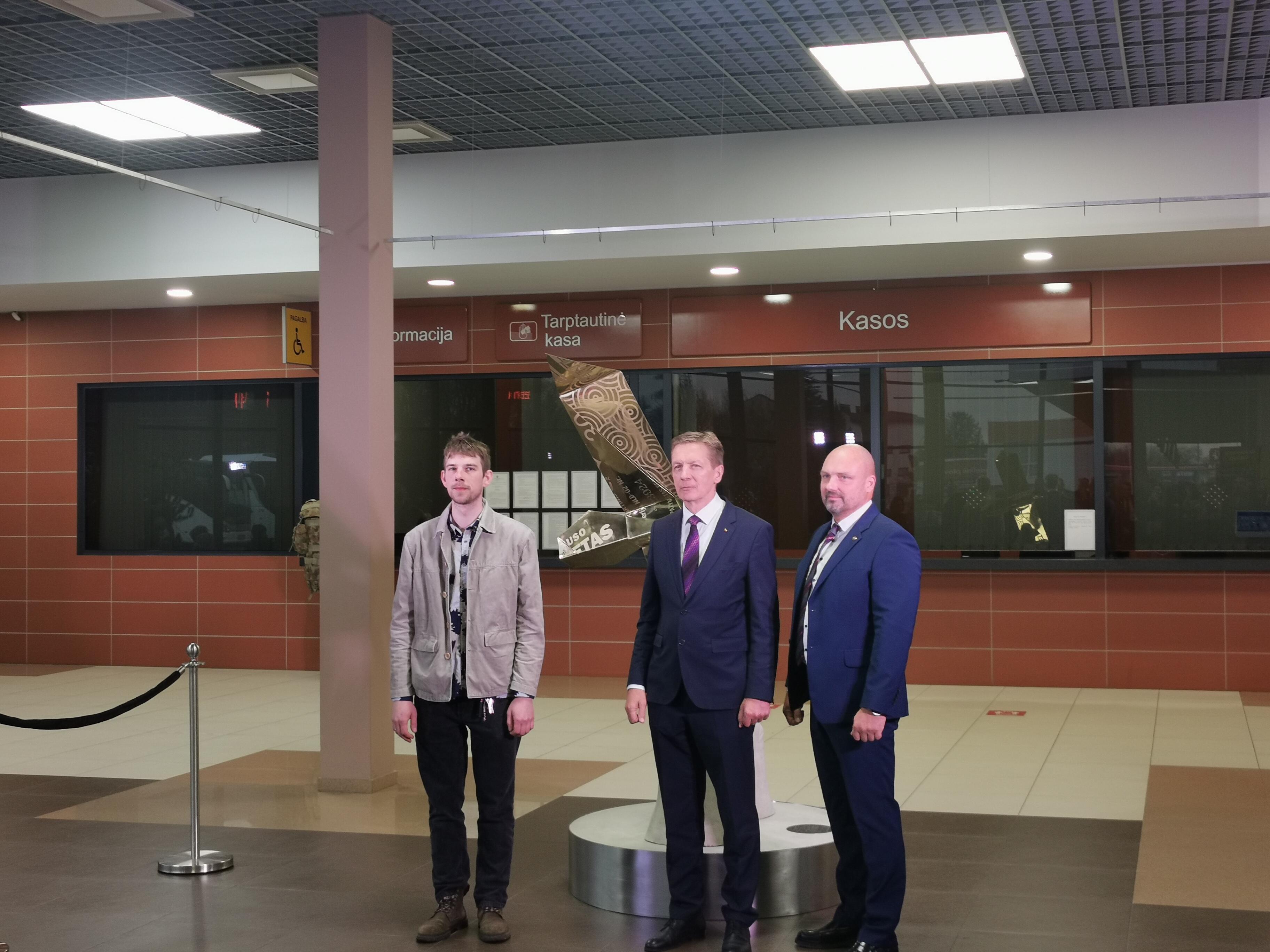 Ceremonija: kūrinį atidengė skulptorius M. Janušonis (iš kairės), Klaipėdos miesto meras A. Vaitkus ir įmonės vadovas V. Ramanauskas.