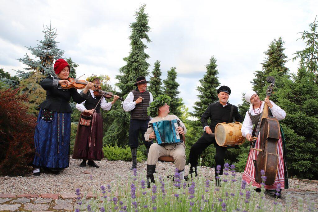 Simboliška: Joninės su varduvininko vainiku ir Klaipėdos etnokultūros centro folkloro ansamblio „Alka“ kapelos draugija.