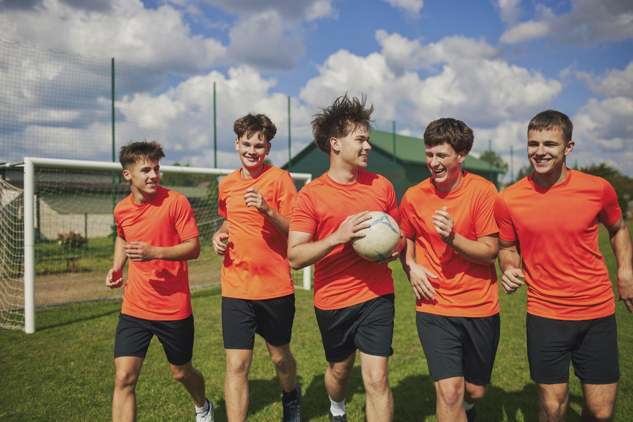 Vydmantų gimnazijos moksleiviai gali kamuolį spirti iš visų jėgų – nes jį aikštėje sulaikys įrengtas apsauginis tinklas.