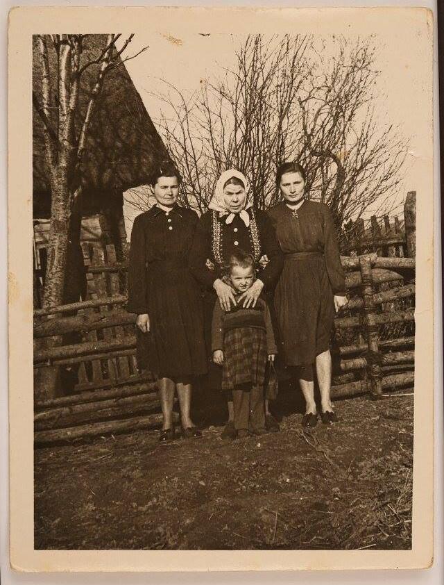 Paveldas: tradicija rišti saulytes keliavo iš kartos į kartą. Marija Augulytė-Lichtarovič – vaikystėje. Stovi baba Alena Sysaitė-Gulbinavičienė, iš kairės – mamos sesuo Jadvyga Gulbinavičiūtė, iš dešinės – mama Irena Gulbinavičiūtė-Augulienė. 1958 m.