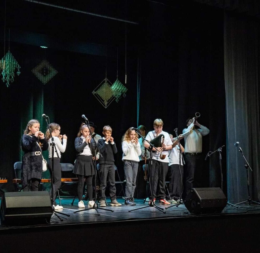 Autentika: J. Kavaliausko auklėtiniai turi galimybę prisiliesti prie įvairių liaudies instrumentų