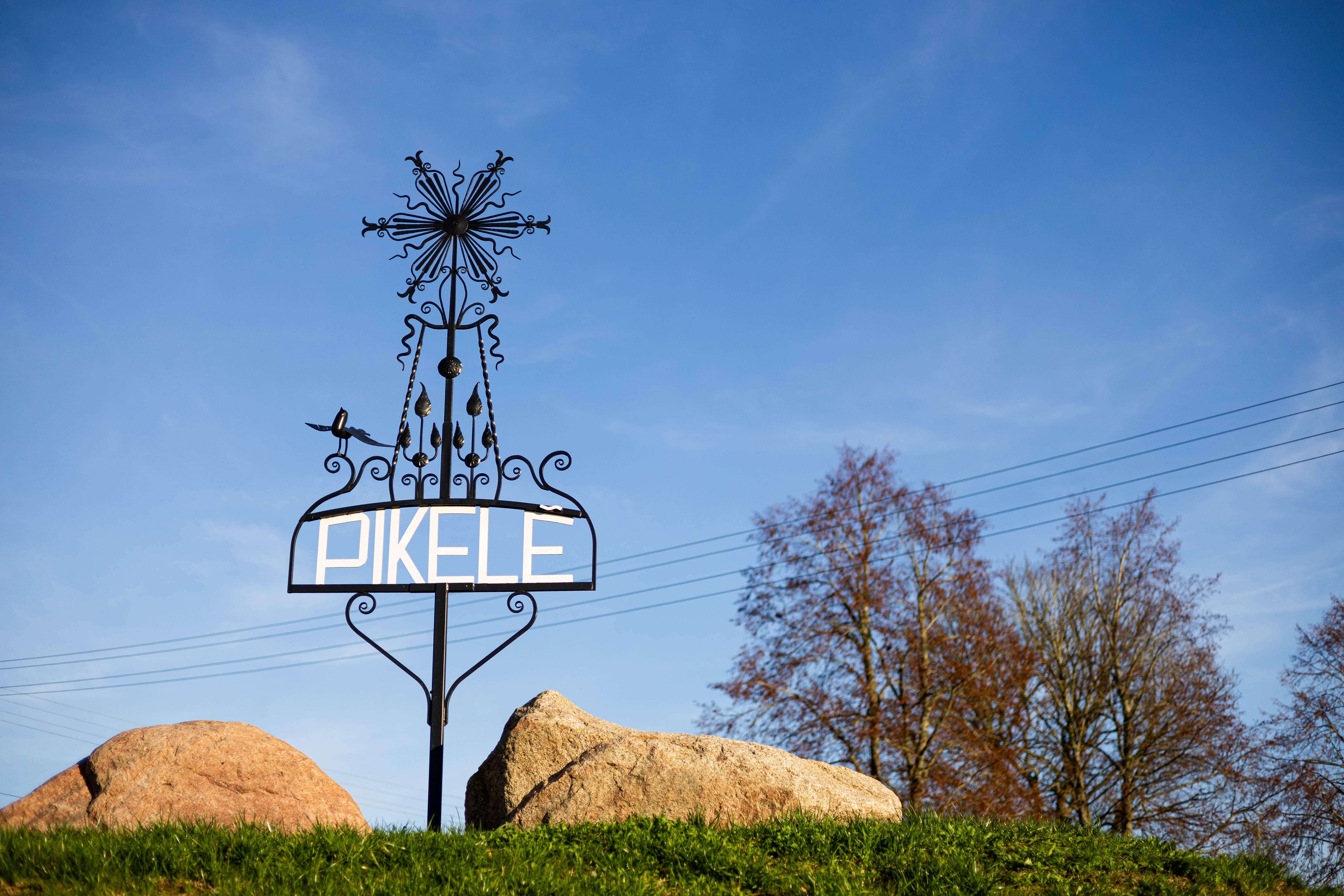 Naujai įrengtas Pikelių ženklas – „Ignitis renewables“ paramos dėka.