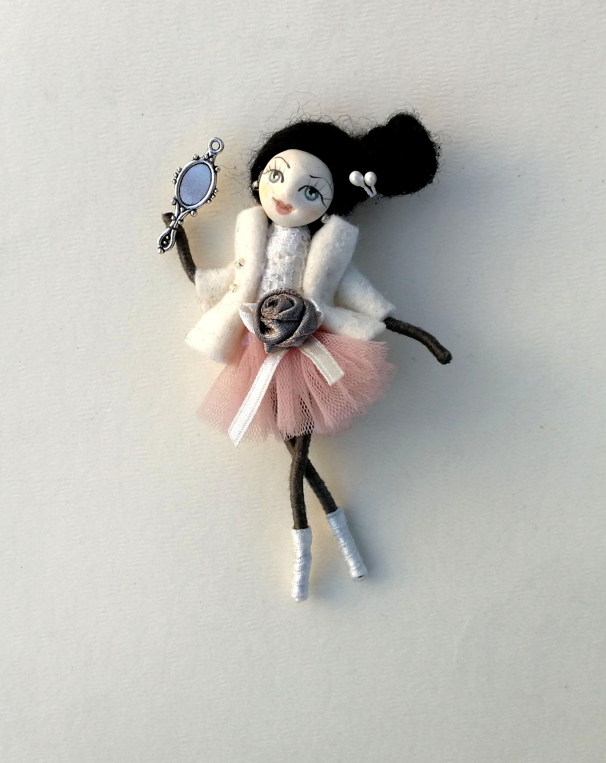 Coliukės: visos 10 cm mažylės – skirtingos. Galite segti jas į švarko atlapą, sodinti namie ant papuošalų dėžutės ar įtvirtinti rėmelyje – visur teks džiaugsmą, kels šypseną.