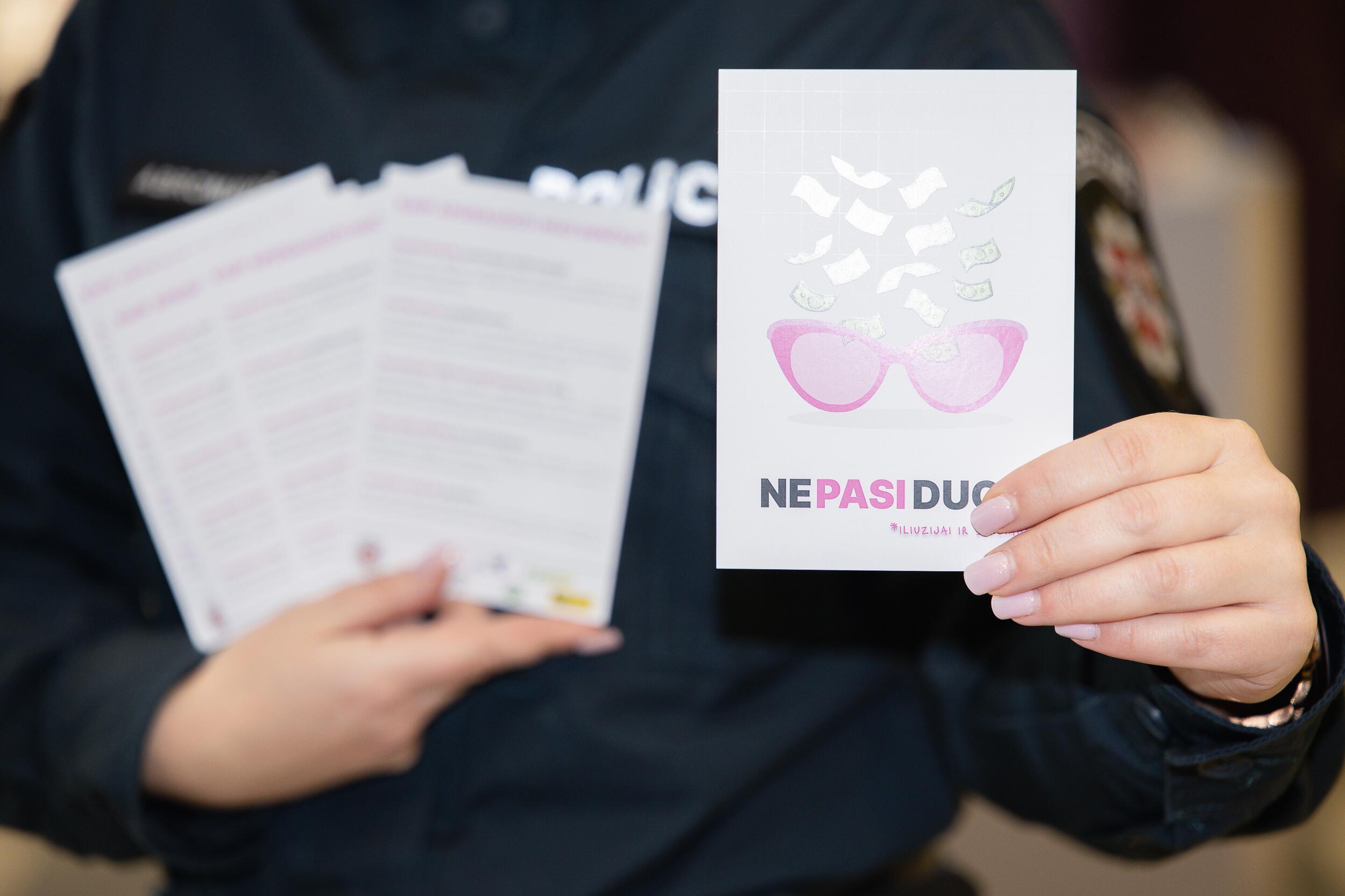 Veikla: pareigūnai surengė ne vieną akciją, įspėjančią nepasiduoti sukčių apgaulėms.