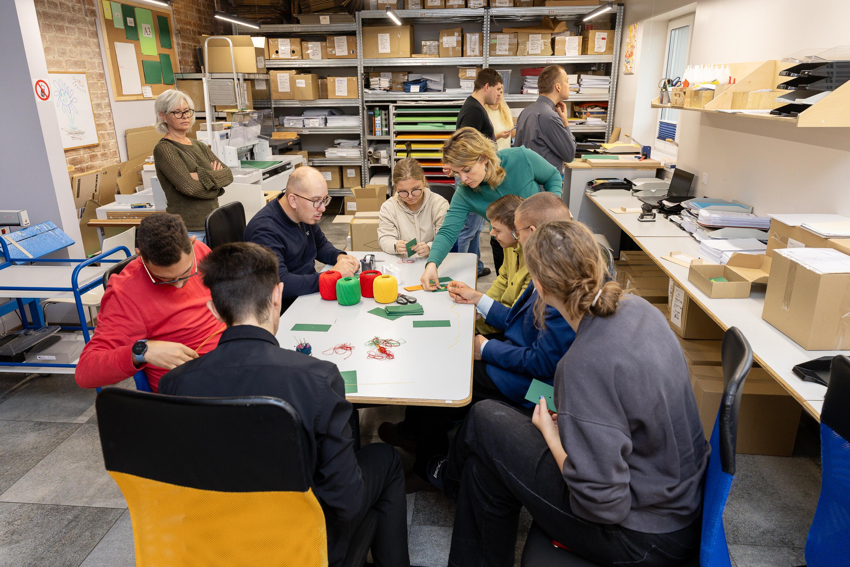 Požiūris: „Pilnose širdyse“ laikomasi filosofijos, kad žmogui naudinga įgyti konkrečių įgūdžių, nes tai sukuria prasmės jausmą, ypač kai žmogus gali savimi bent iš dalies pasirūpinti.
