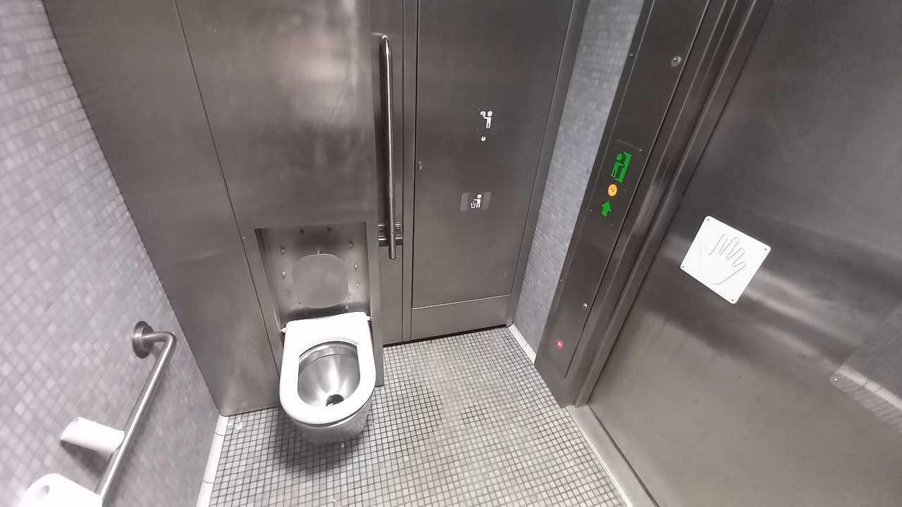 Modernu: Vingio pasaže esantis tualetas nustebino švara.