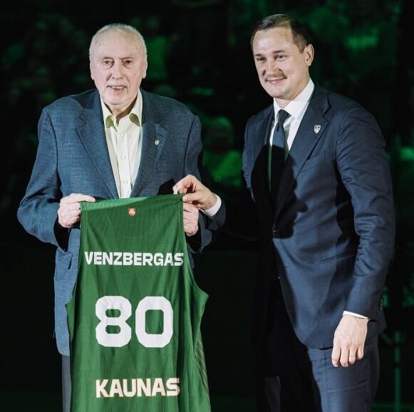 Pagerbė: jubiliatą R. Venzbergą pasveikino „Žalgirio“ klubo prezidentas P. Jankūnas.