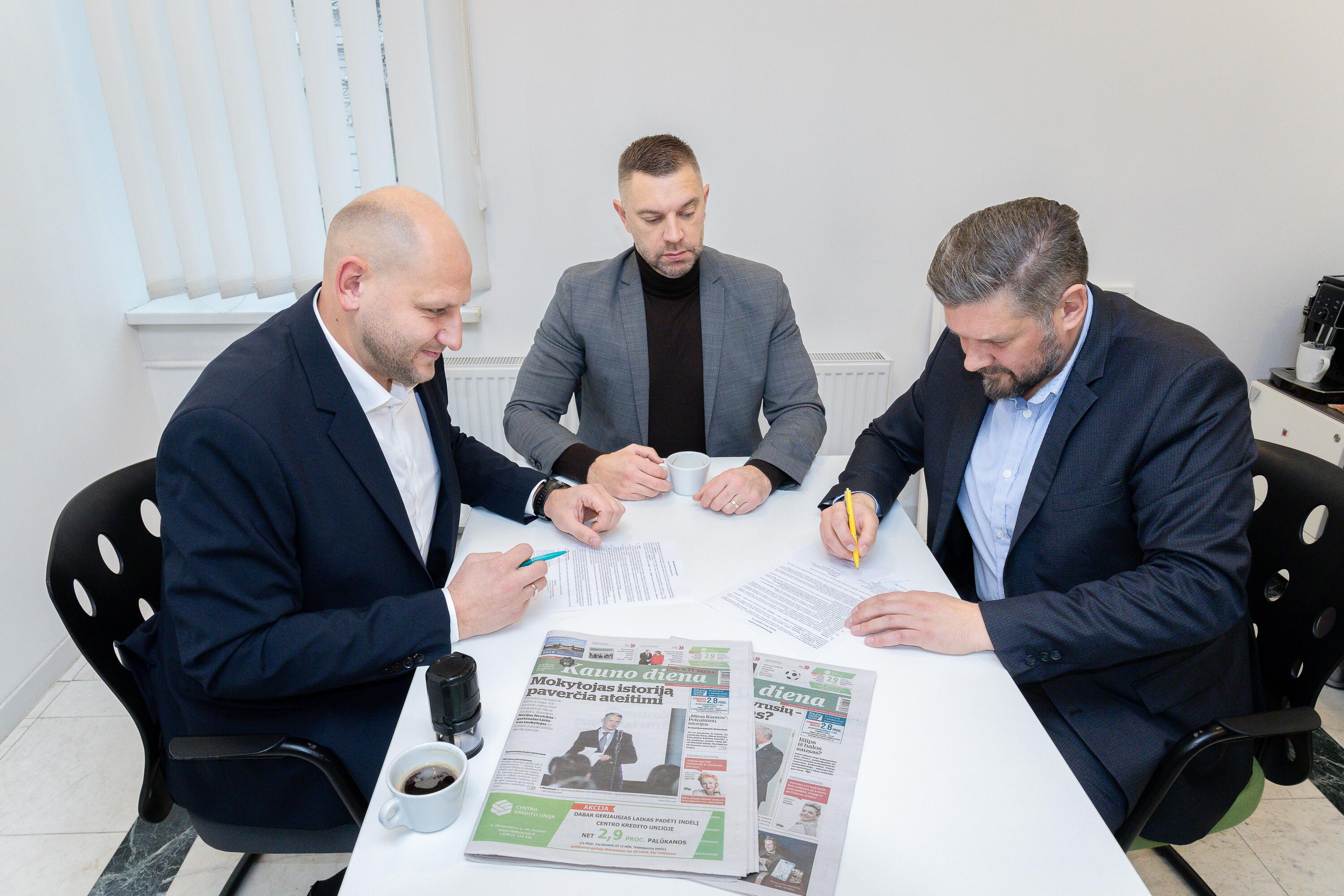 Sutartis: bendradarbiavimo dokumentus pasirašė (iš kairės) LKSK vadovas E. Kriūnas, DMN akcininkas M. Mickevičius ir DMN direktorius T. Širvinskas.