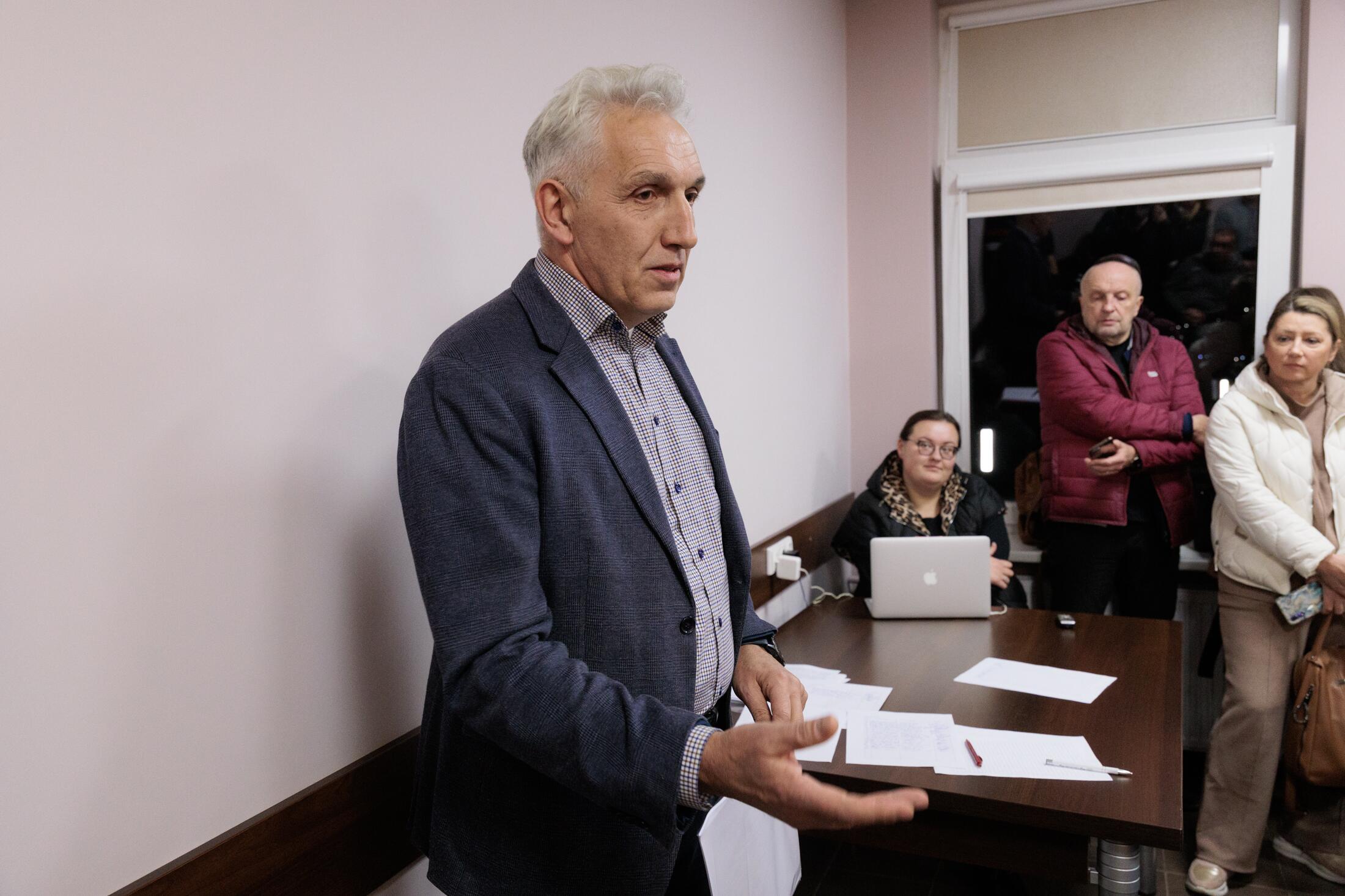 Parama: susirinkime dalyvavęs Karmėlavos seniūnas Ž. Šadauskis sakė tikintis, kad padės savivaldybė.