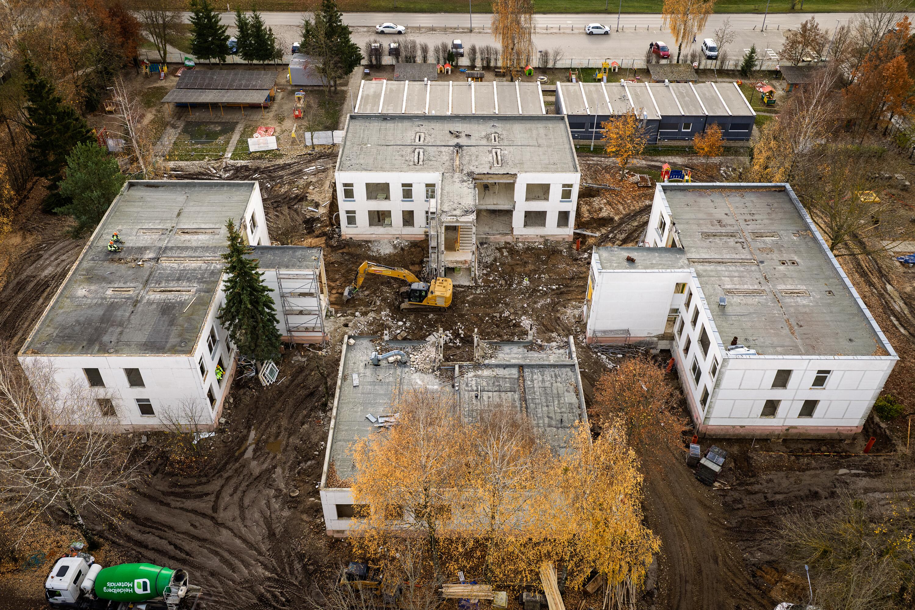 Eiga: šiuo metu intensyviai griaunamas Garliavos lopšelio-darželio „Obelėlė“ senasis pastatas.