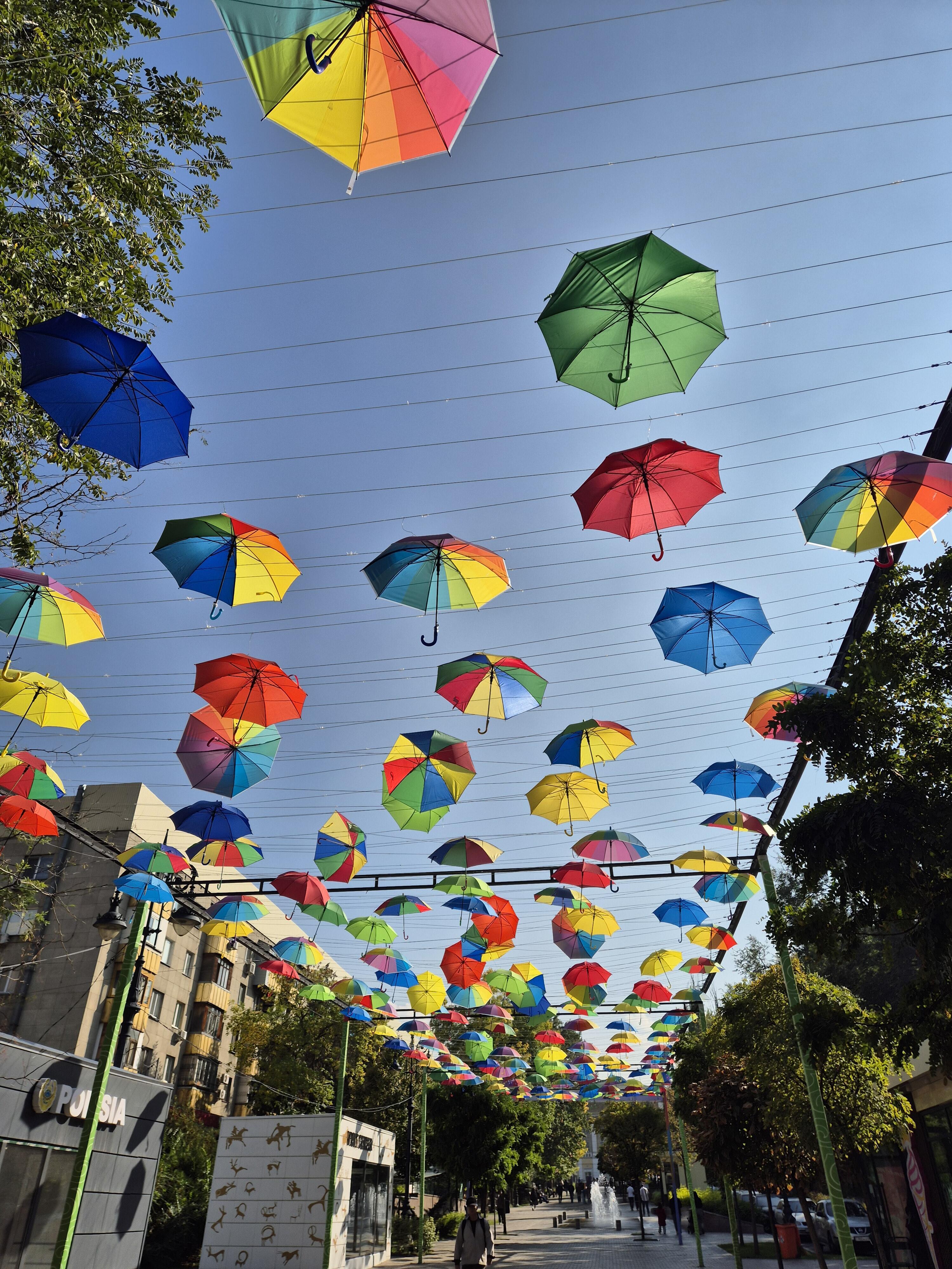 Netikėtumas: didžiausiame Kazachstano mieste Almatoje gatvės papuoštos spalvotais skėčiais.
