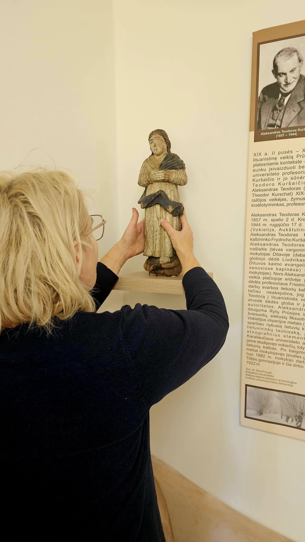 Pašventino: mokyklos statiniuose aptikta Marijos Mergelės skulptūrėlė buvo ne tik restauruota, bet ir pašventinta.