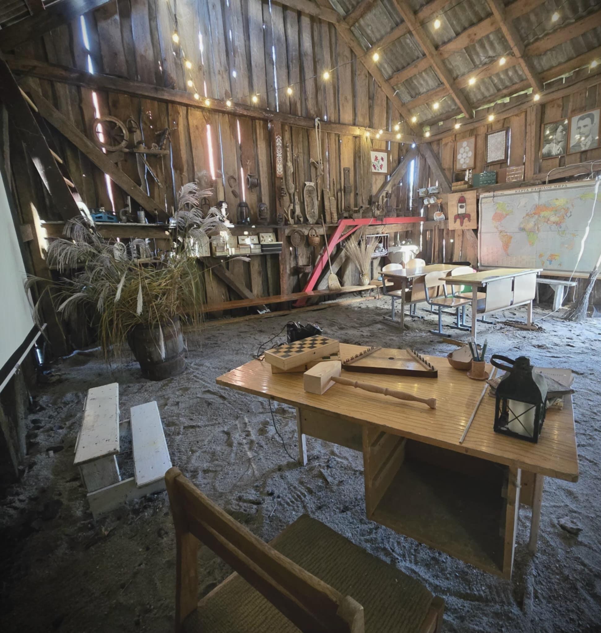 Erdvė: vėjo prapučiama sena malkinė virto mokyklos muziejumi.