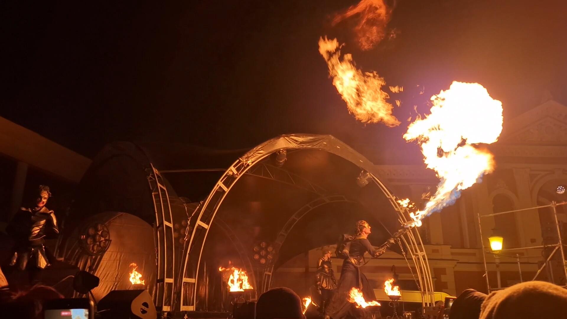 Pasirodymas: šaltus šventės vakarus Teatro aikštėje šildė ugnies šou.