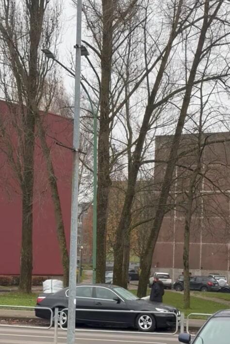 Nemalonumai: kodėl automobiliai trukdė vyriškiui eiti taku, nežinia, tačiau už tokį savo elgesį jis gali turėti reikalų su policija.