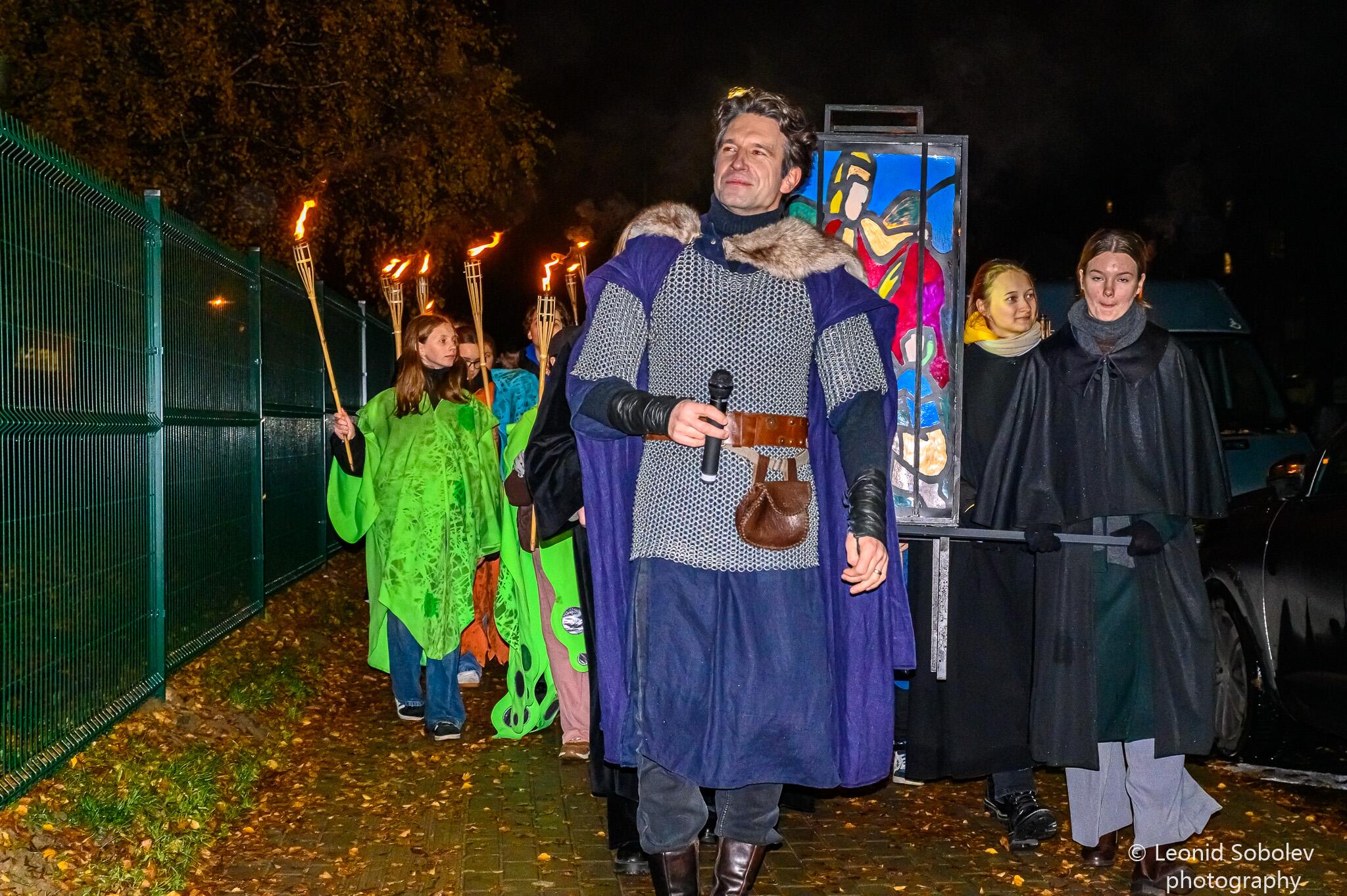 Vedlys: eisenos priekyje žygiavo šv. Martynu tapęs aktorius K. Makauskas.
