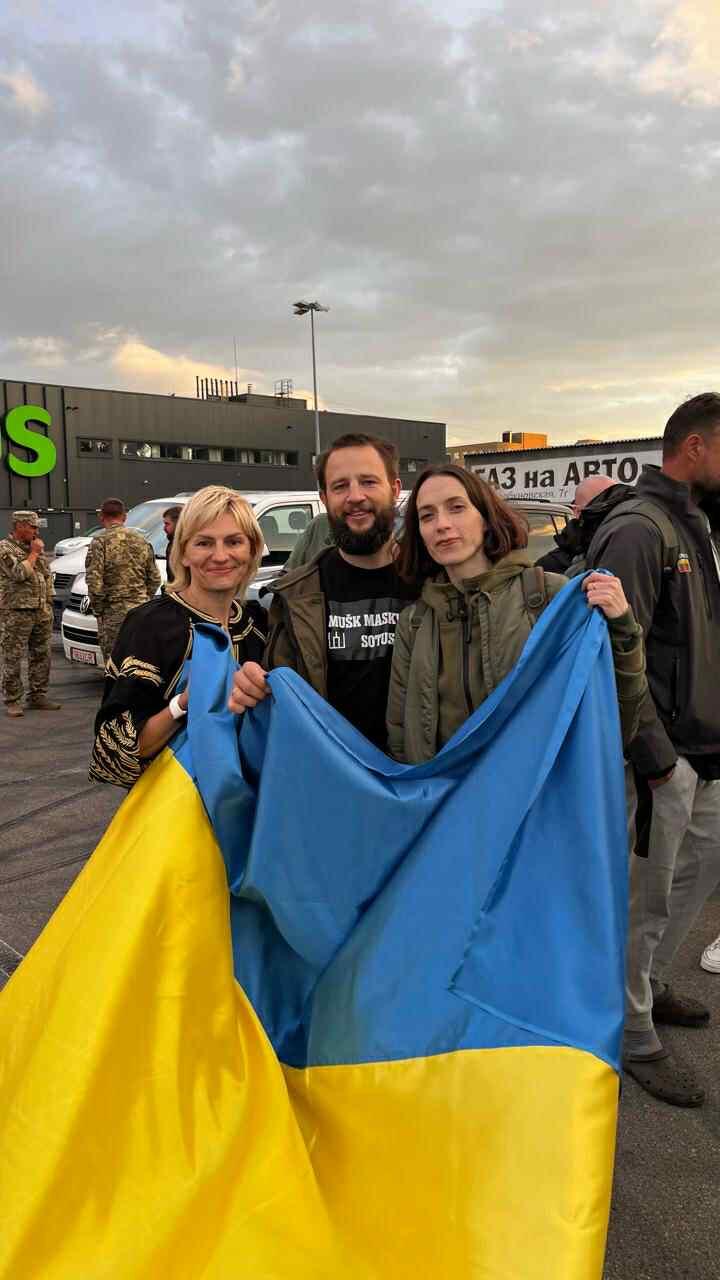 Pastangos: ukrainietės Tetjanos (kairėje) fondas padeda V. ir R. Stepų fondui sutvarkyti gabenamų į frontą automobilių deklaracijas.