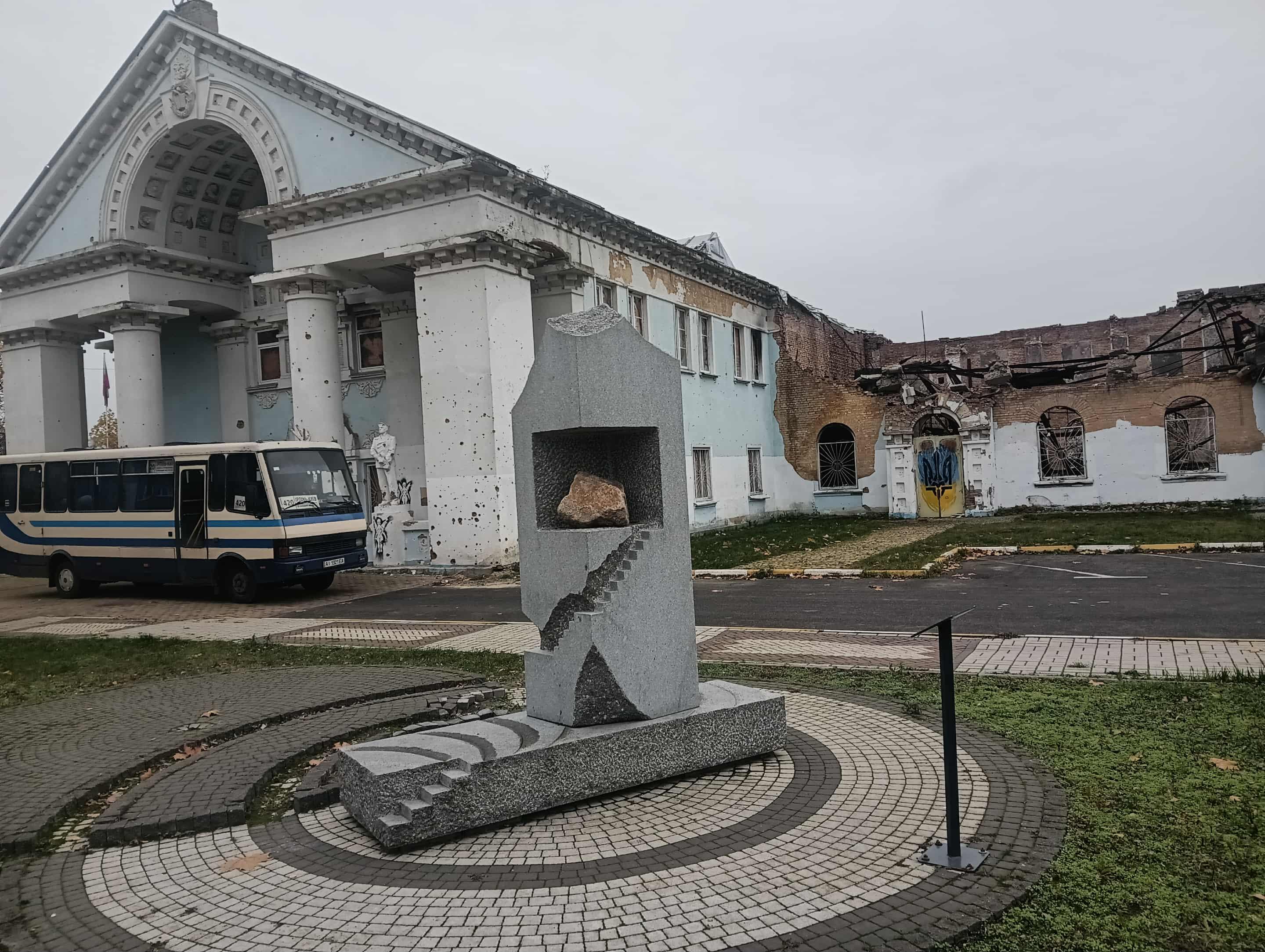 Palikimas: po rusų pasaulio nešėjų invazijos Ukrainos žemėje liko sugriauti ne tik pastatai, bet ir žmonių likimai.