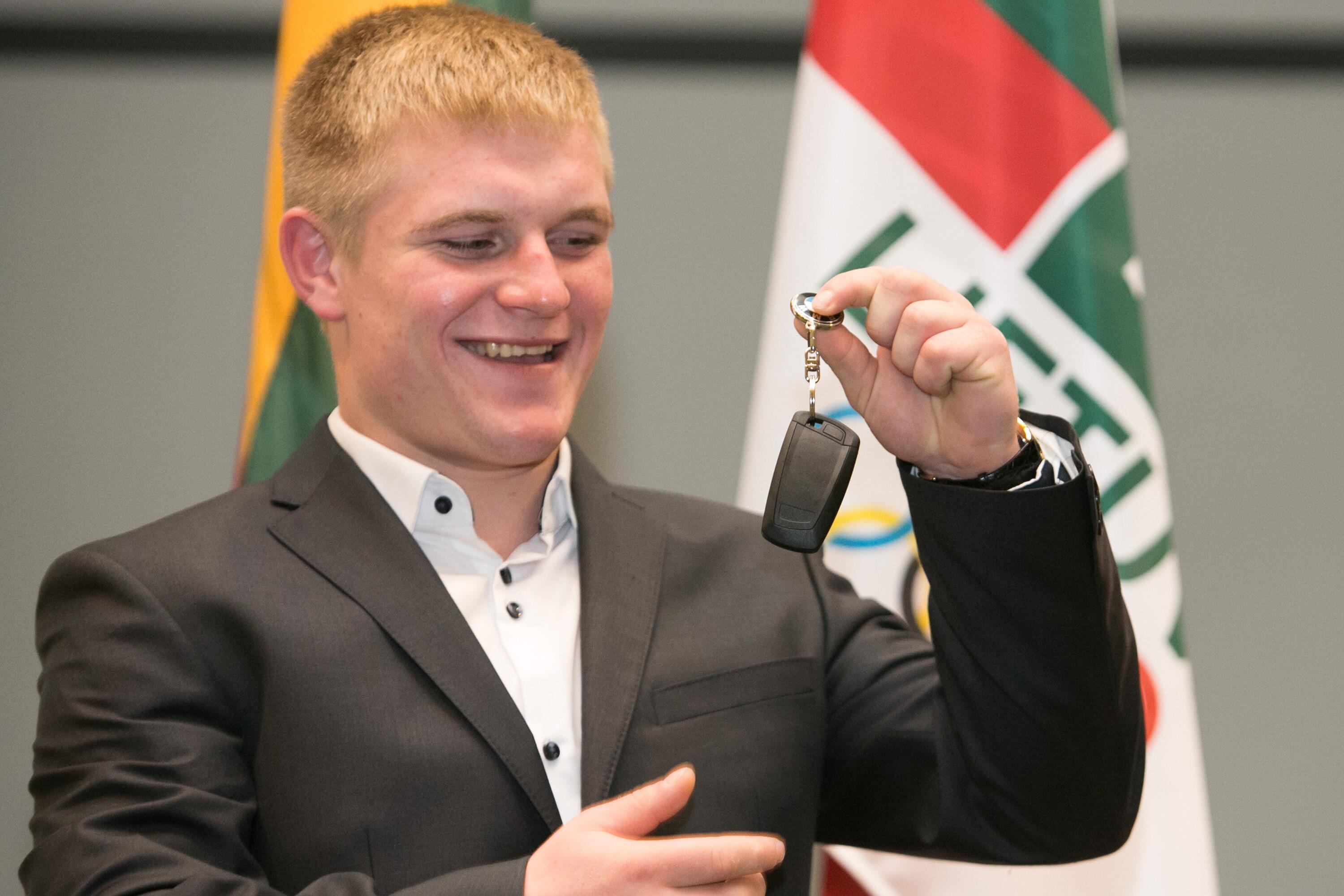 Sandoris: automobilio raktelius perduoti naujajam savininkui rekomenduojama tik abiem šalims patvirtinus nuosavybės pasikeitimą.