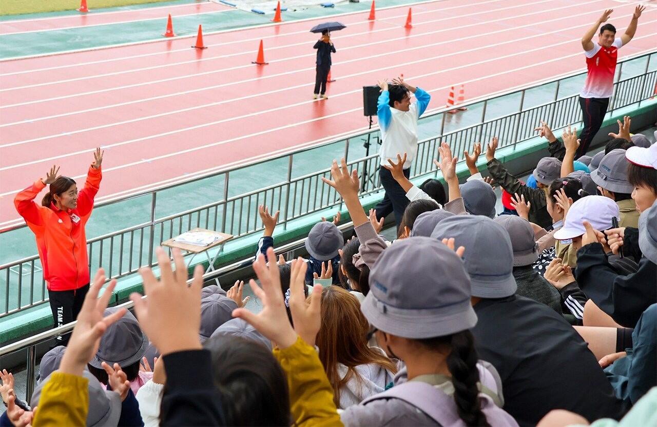 Iniciatyva: žaidynių organizatoriai surengė gestų kalbos mokymus savanoriams ir būsimiems žiūrovams.