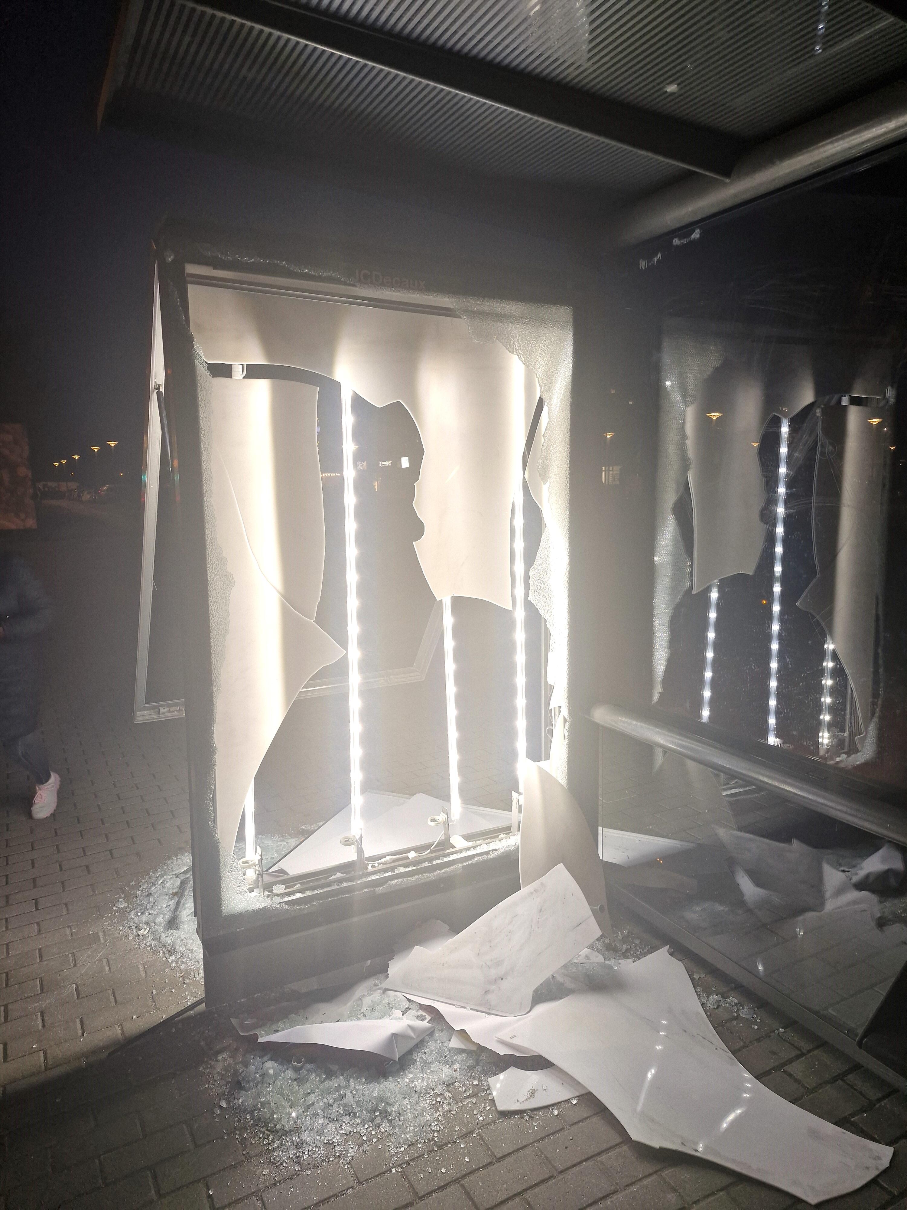 Vandalizmas: ankstų penktadienio rytą klaipėdiečiai, atėję į Pempininkų autobusų stotelę, rado sudaužytą laukimo paviljoną.